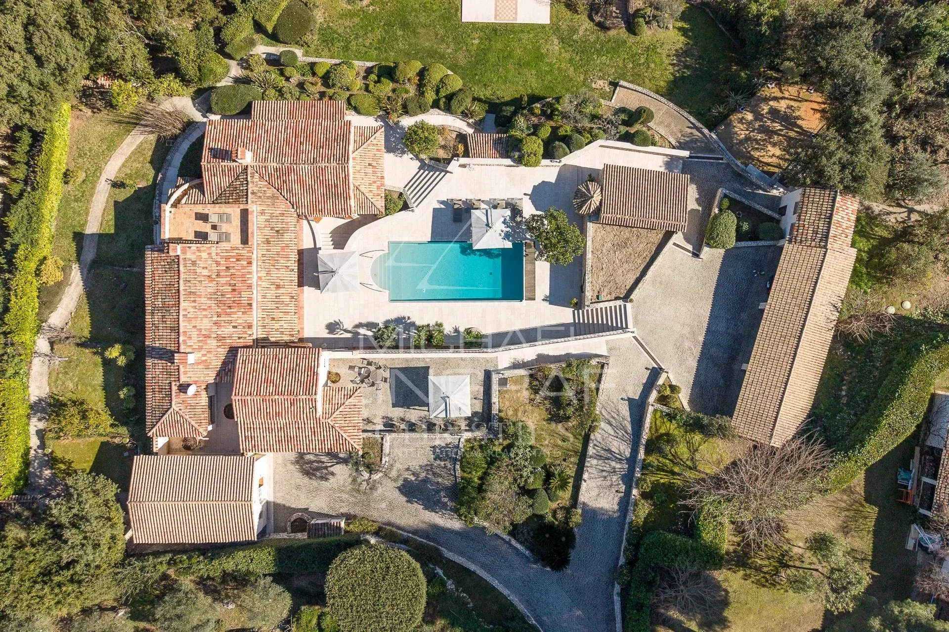 Proche Saint-Paul-de-Vence : Superbe propriété dans un domaine fermé - 2