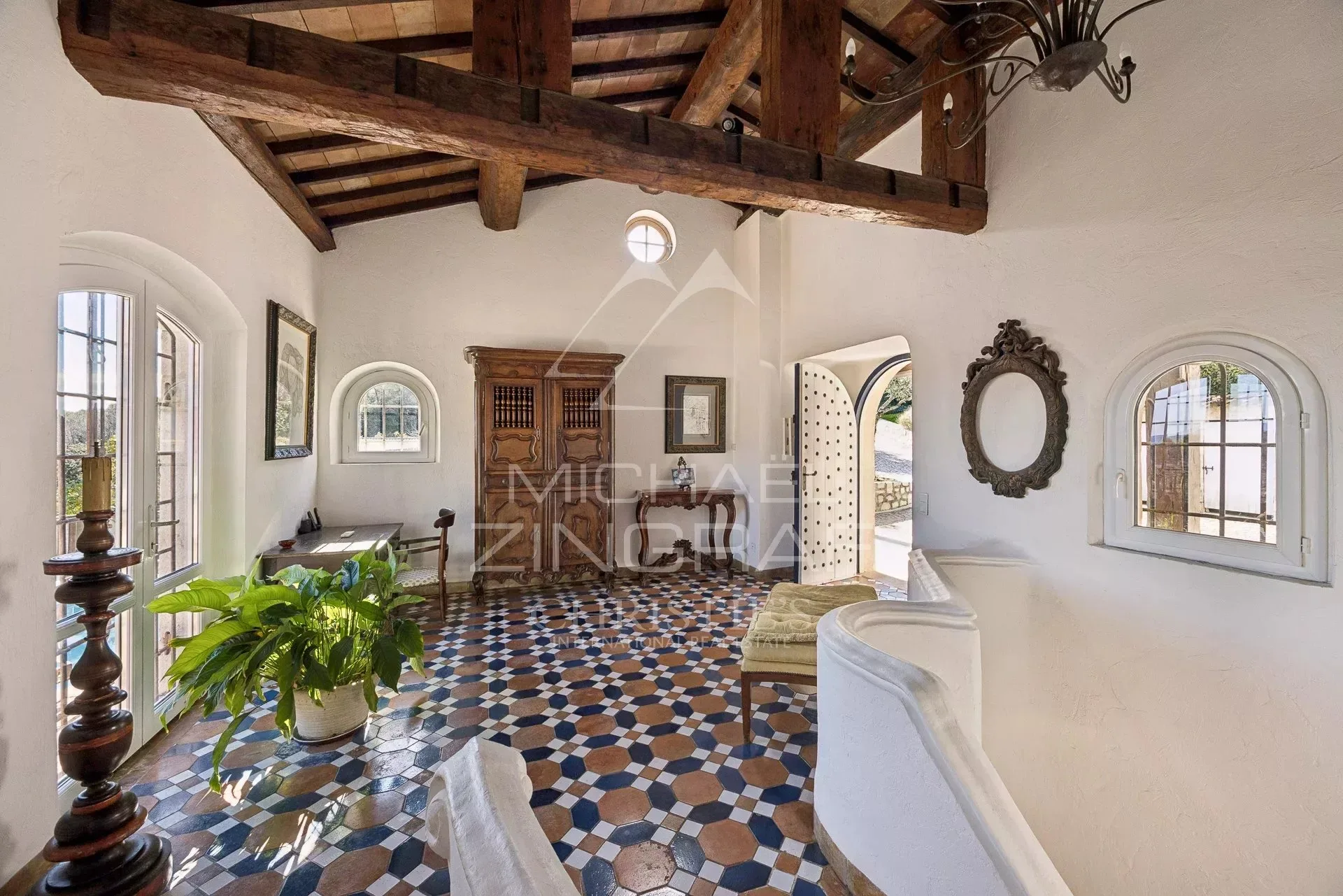 Proche Saint-Paul-de-Vence : Superbe propriété dans un domaine fermé - 4