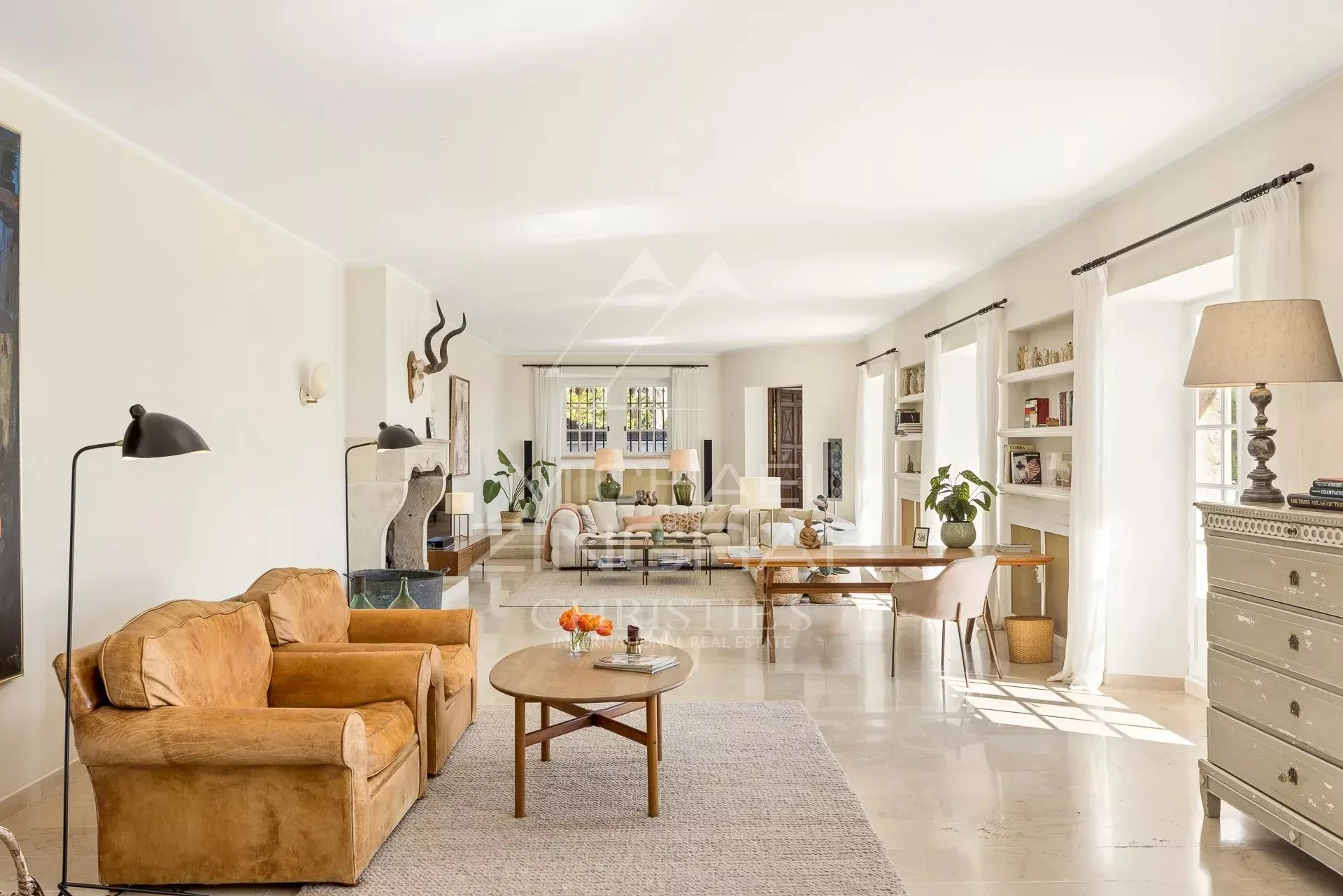 Villa de charme avec façade en pierre et vue panoramique - 7