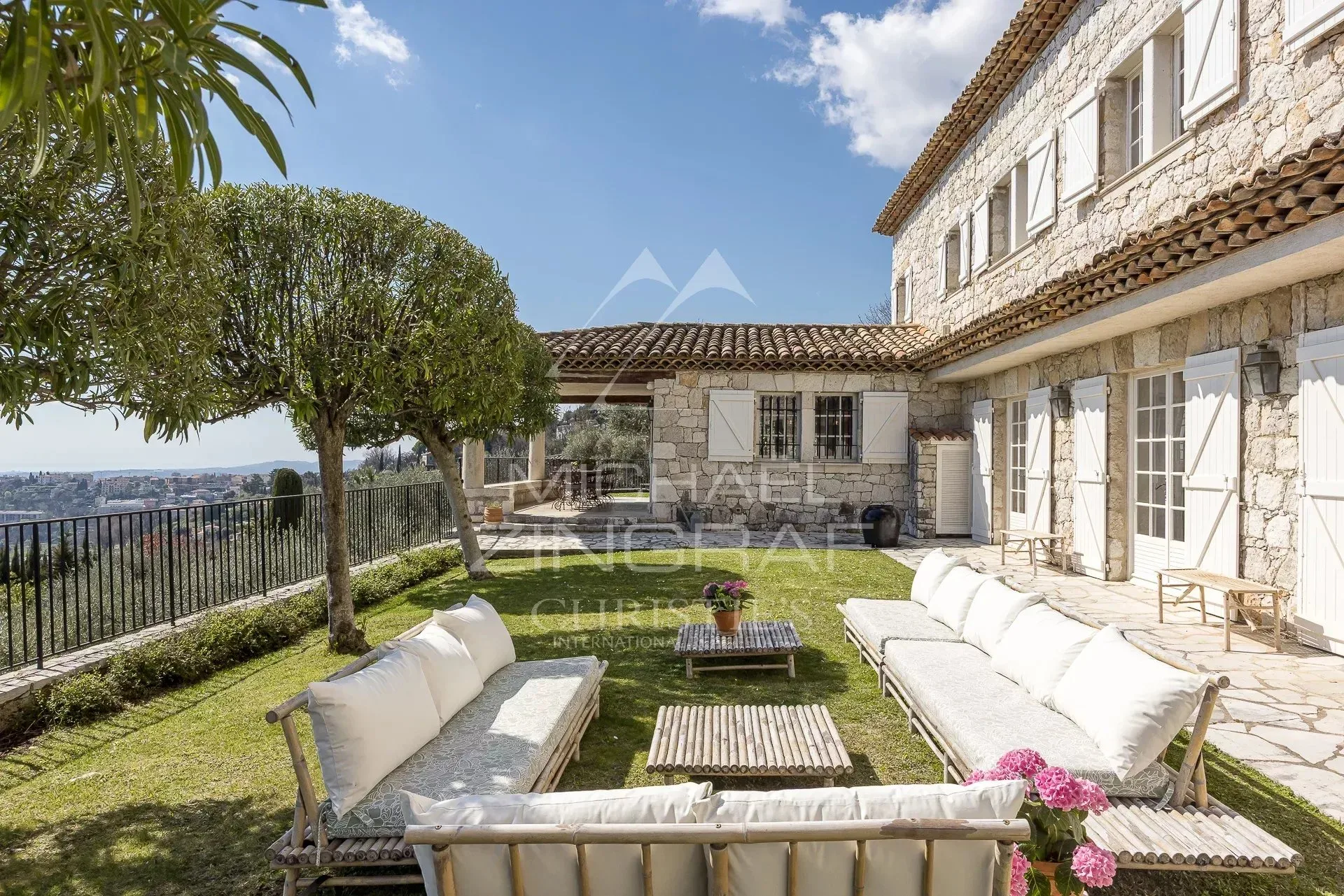 Villa de charme avec façade en pierre et vue panoramique - 6