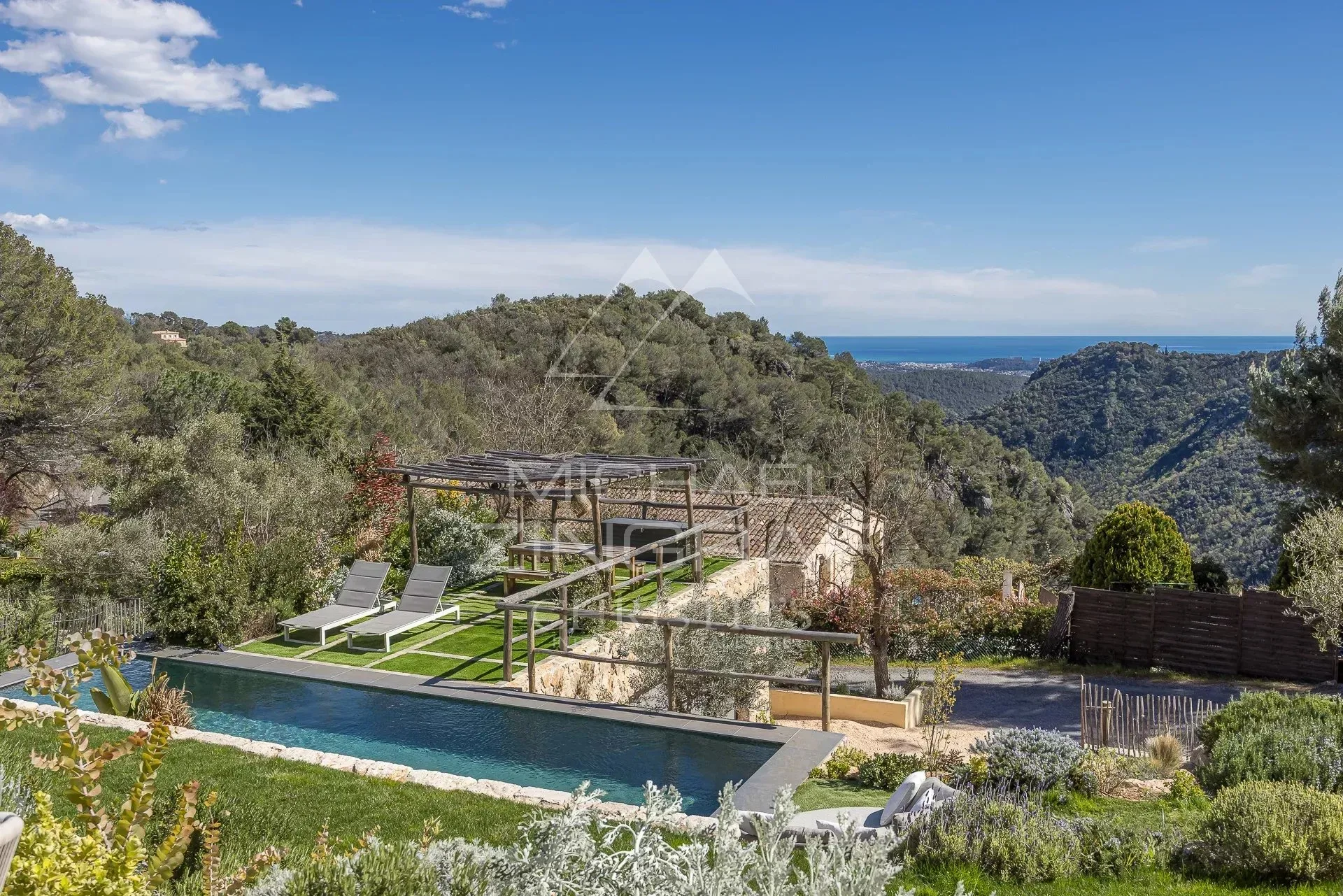 Tourrettes-sur-Loup : Propriété provençale moderne avec vue panoramique sur la mer et les collines - 2