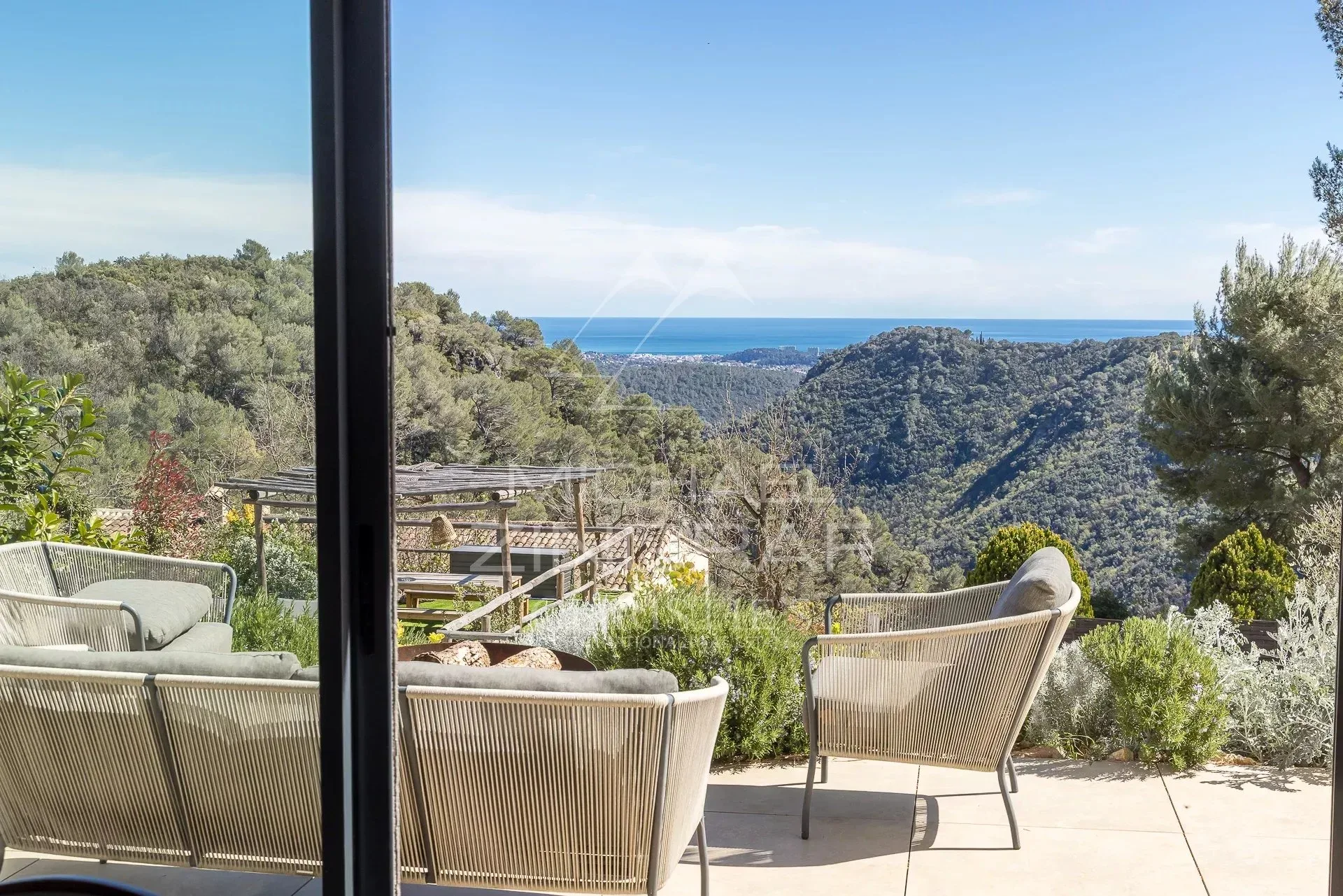 Tourrettes-sur-Loup : Propriété provençale moderne avec vue panoramique sur la mer et les collines - 11