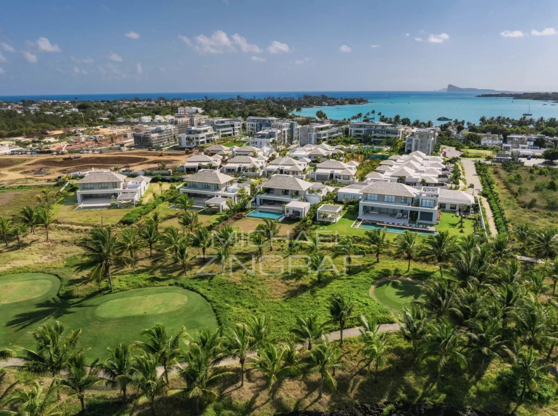 Opportunité exceptionnelle – Villa Fairway 5 suites au sein du domaine de golf de Mont Choisy - 2