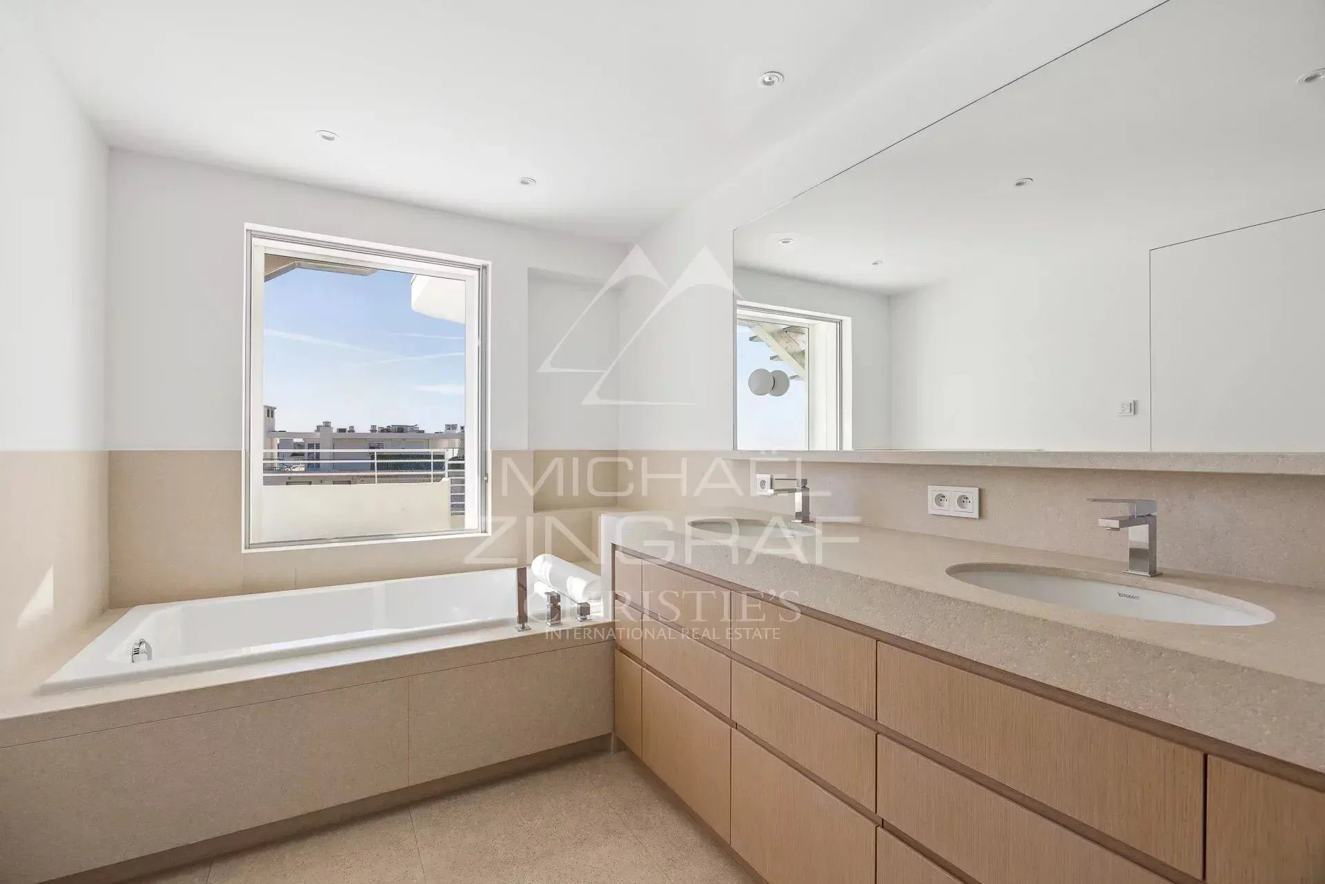 Cannes – Croisette – Penthouse d’exception avec toit-terrasse et vue mer panoramique - 10