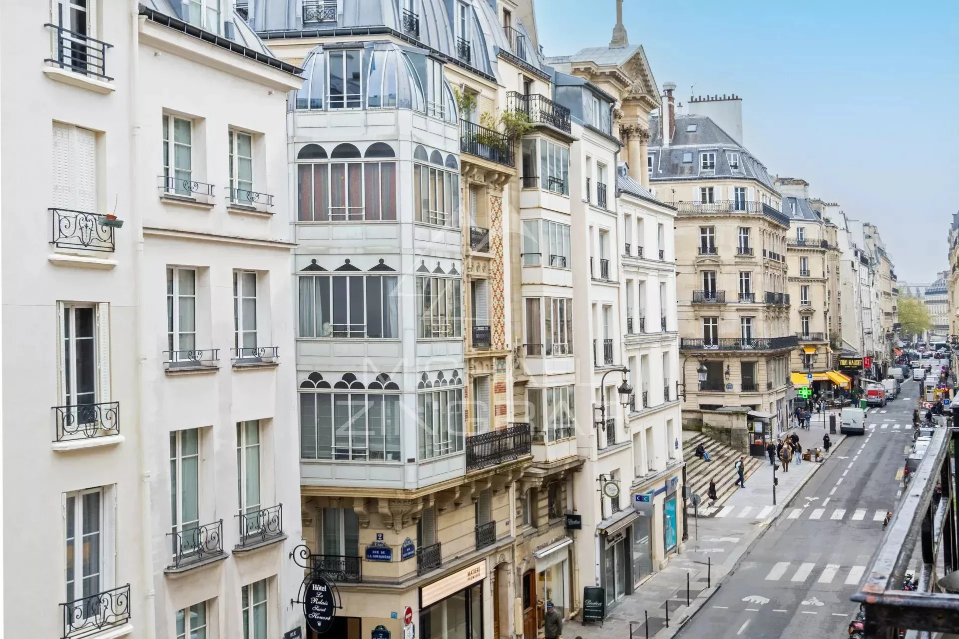 Exclusivité - Rue Saint Honoré - 2 pièces - Parfait état - Clim - 10