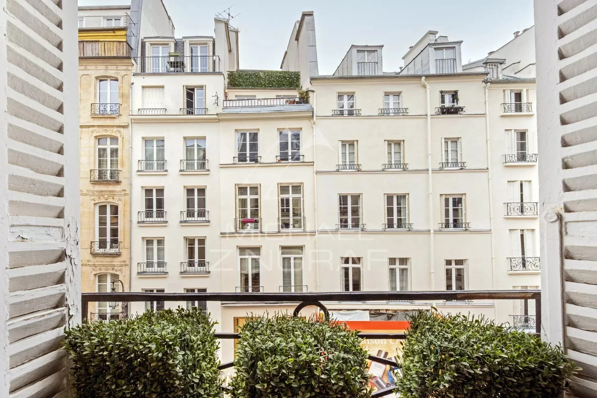 Exclusivité - Rue Saint Honoré - 2 pièces - Parfait état - Clim - 12