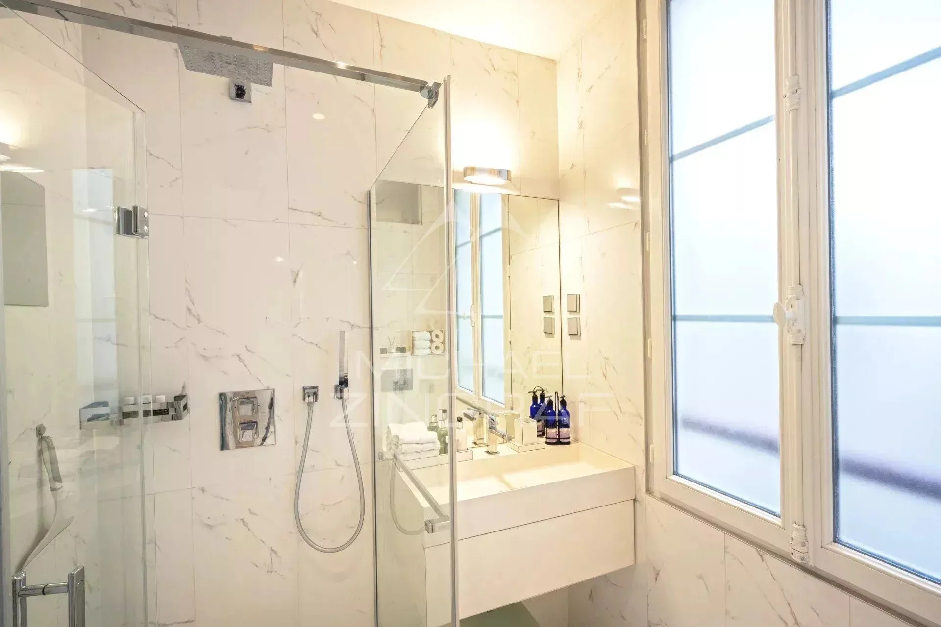 Exclusivité - Rue Saint Honoré - 2 pièces - Parfait état - Clim - 9