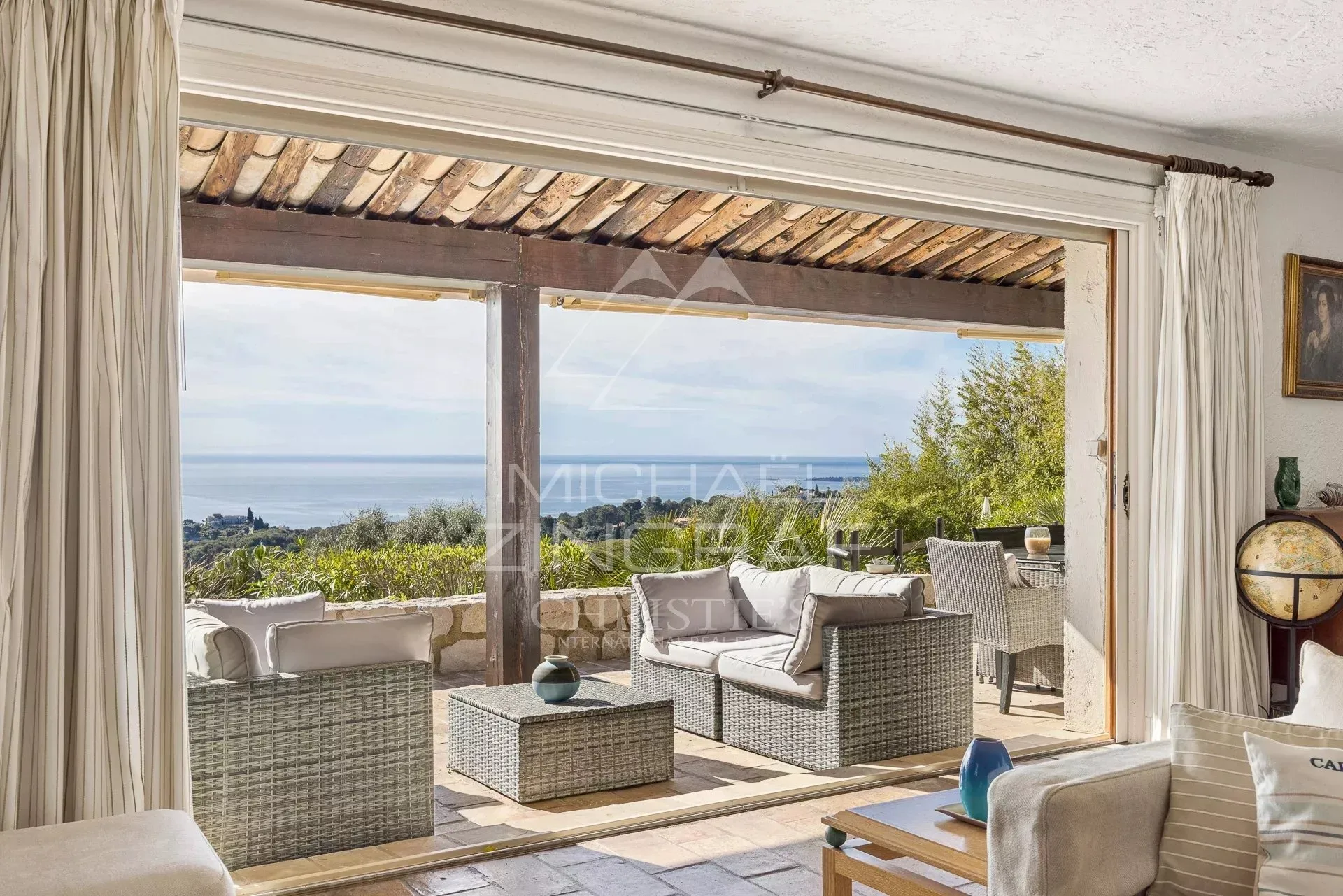 EXCLUSIVITE - PROCHE CANNES ET ANTIBES - VUE PANORAMIQUE MER - 3