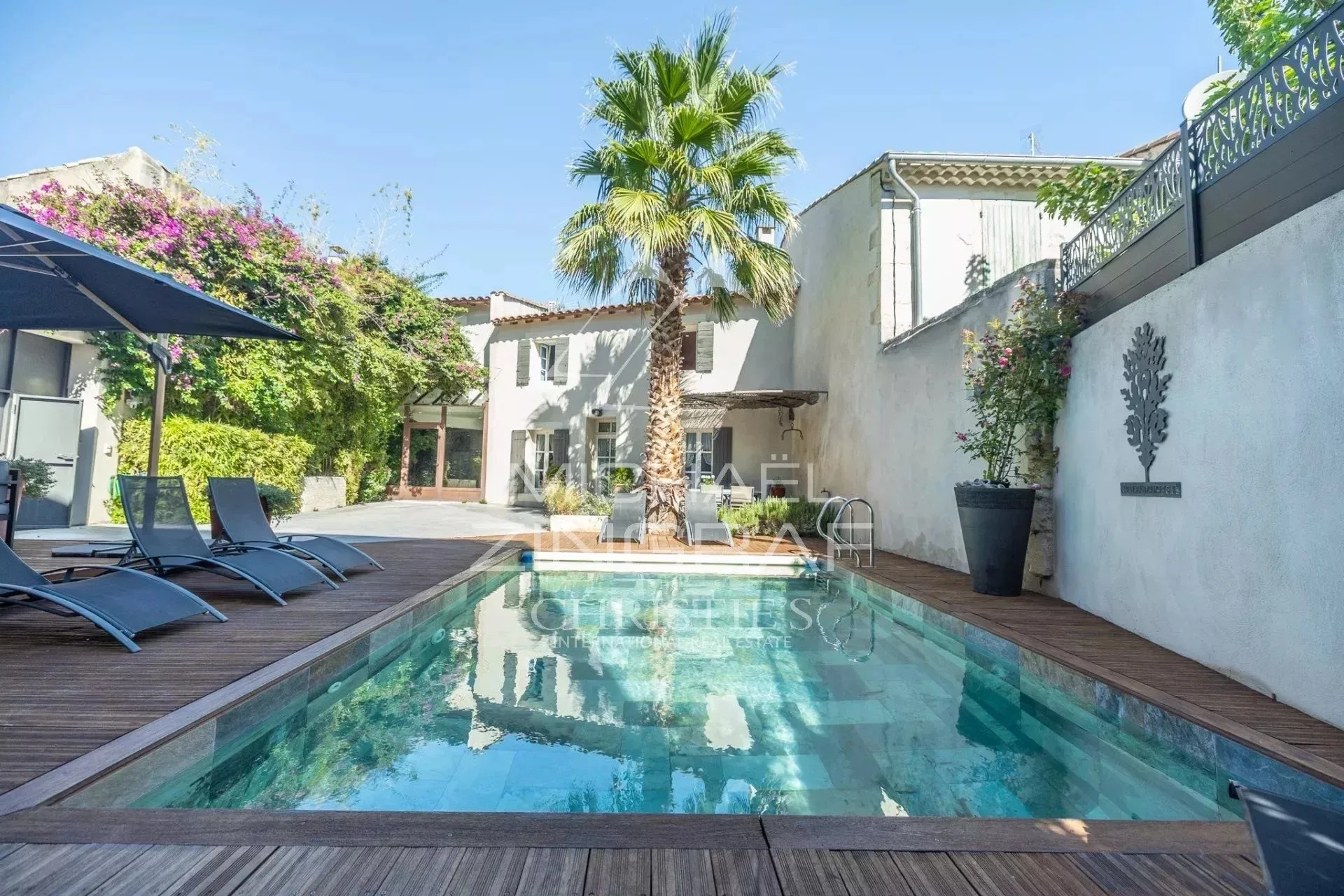 L’exception au cœur du village : maison de caractère avec terrasse et piscine - 3