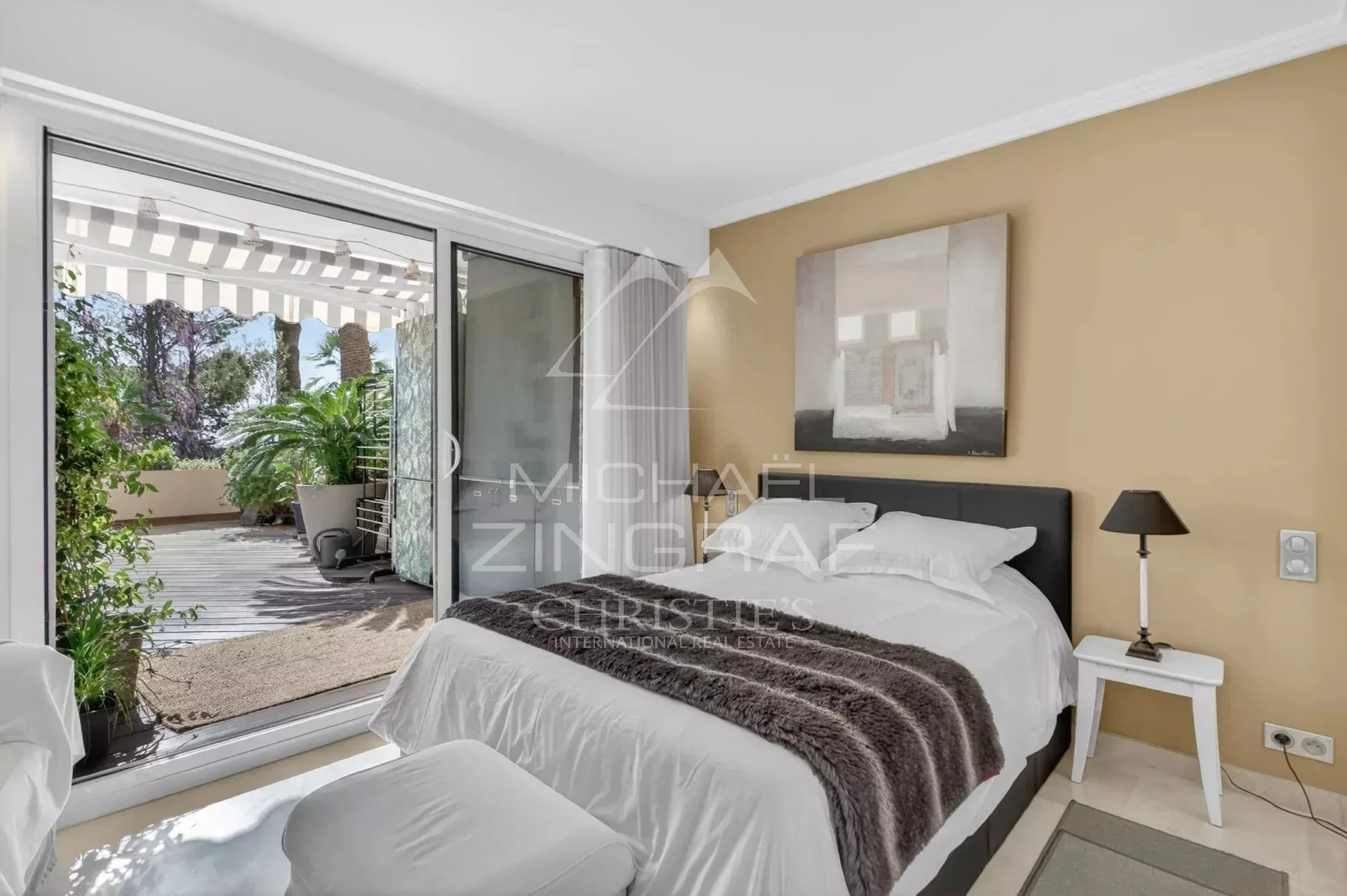 Cannes – Pied-à-terre d'exception face à la mer, résidence de standing avec accès direct et piscine - 8