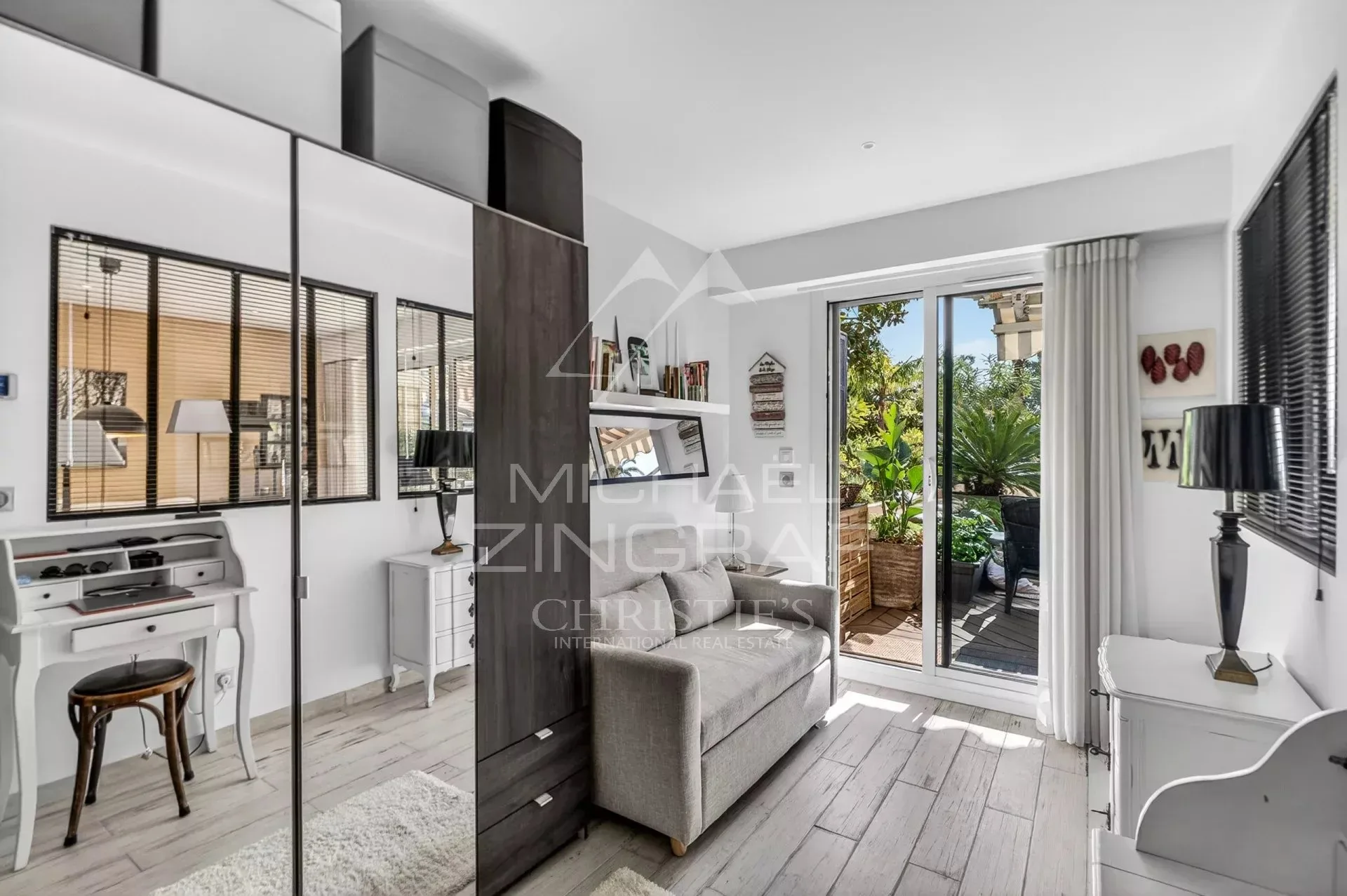 Cannes – Pied-à-terre d'exception face à la mer, résidence de standing avec accès direct et piscine - 10