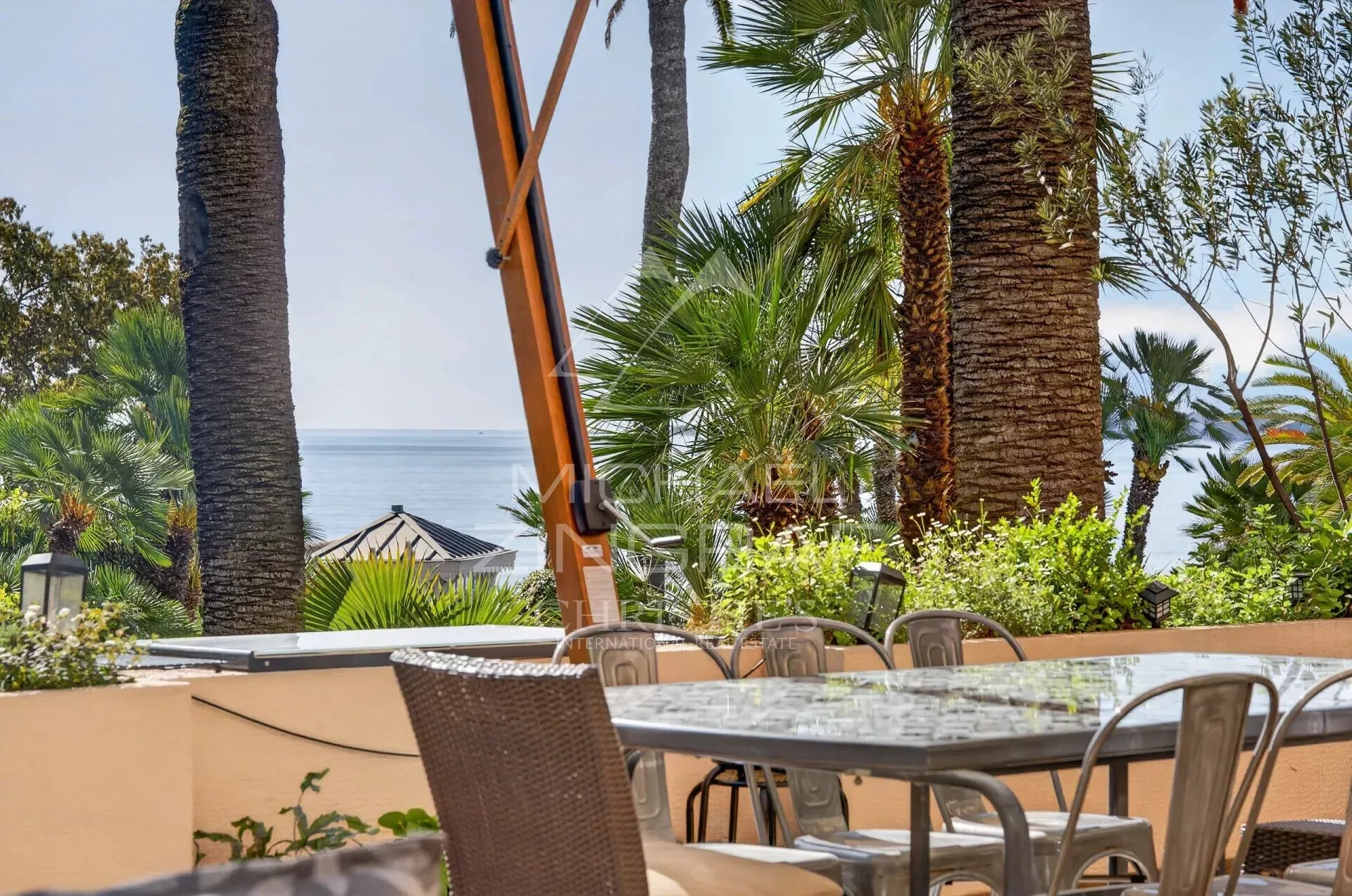 Cannes – Pied-à-terre d'exception face à la mer, résidence de standing avec accès direct et piscine - 2