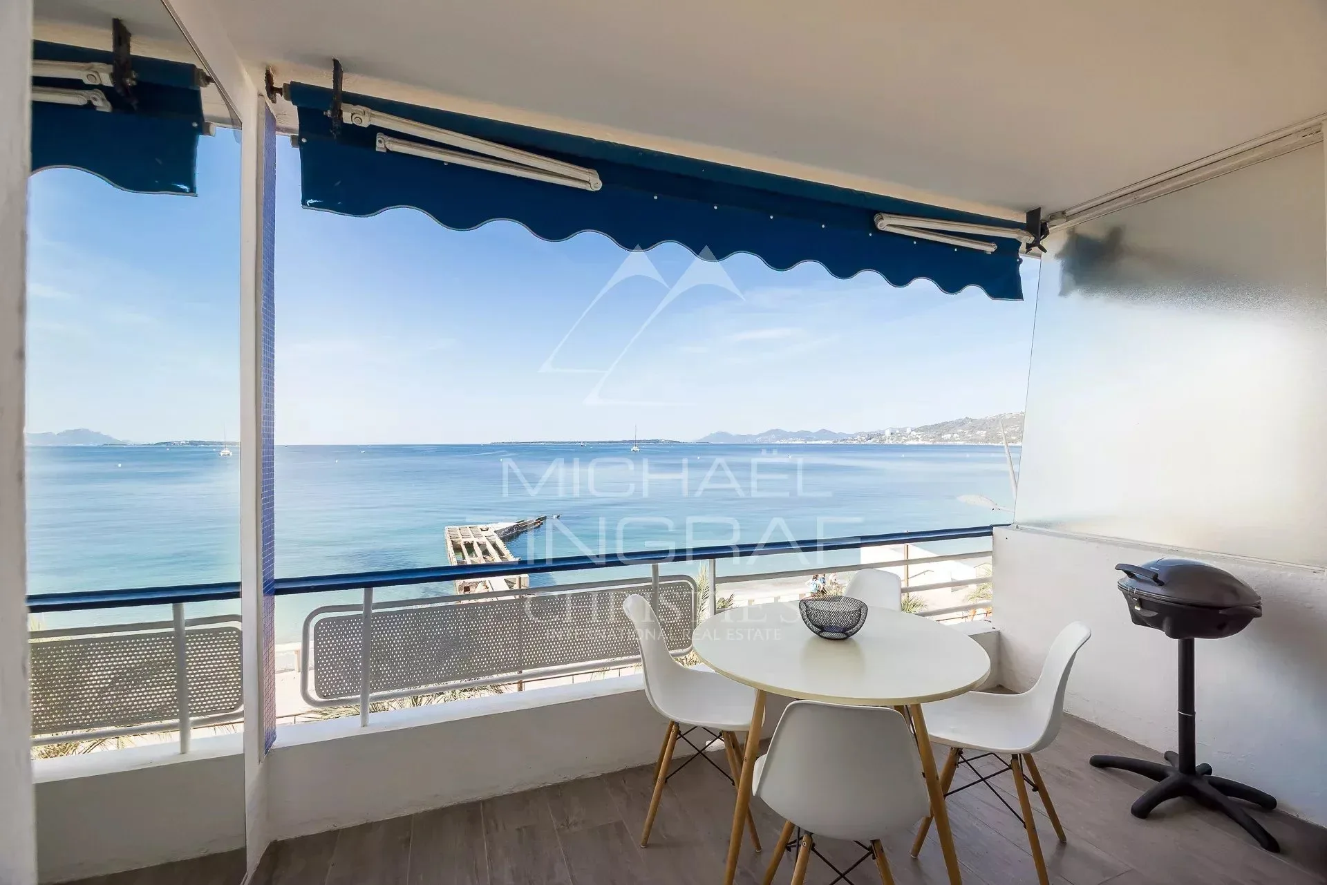Exclusivité : Vue mer d’exception : un 2 pièces d’exception à Juan-les-Pins - 3