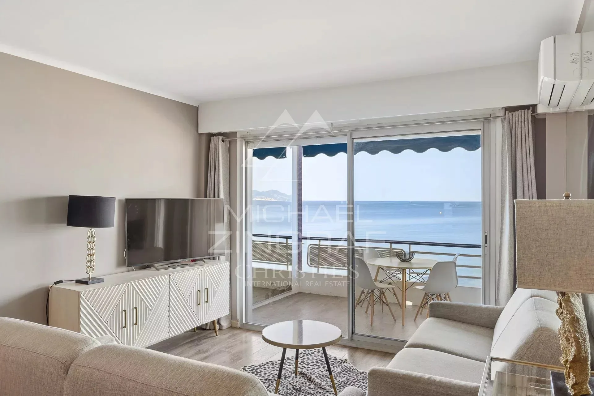 Exclusivité : Vue mer d’exception : un 2 pièces d’exception à Juan-les-Pins - 7