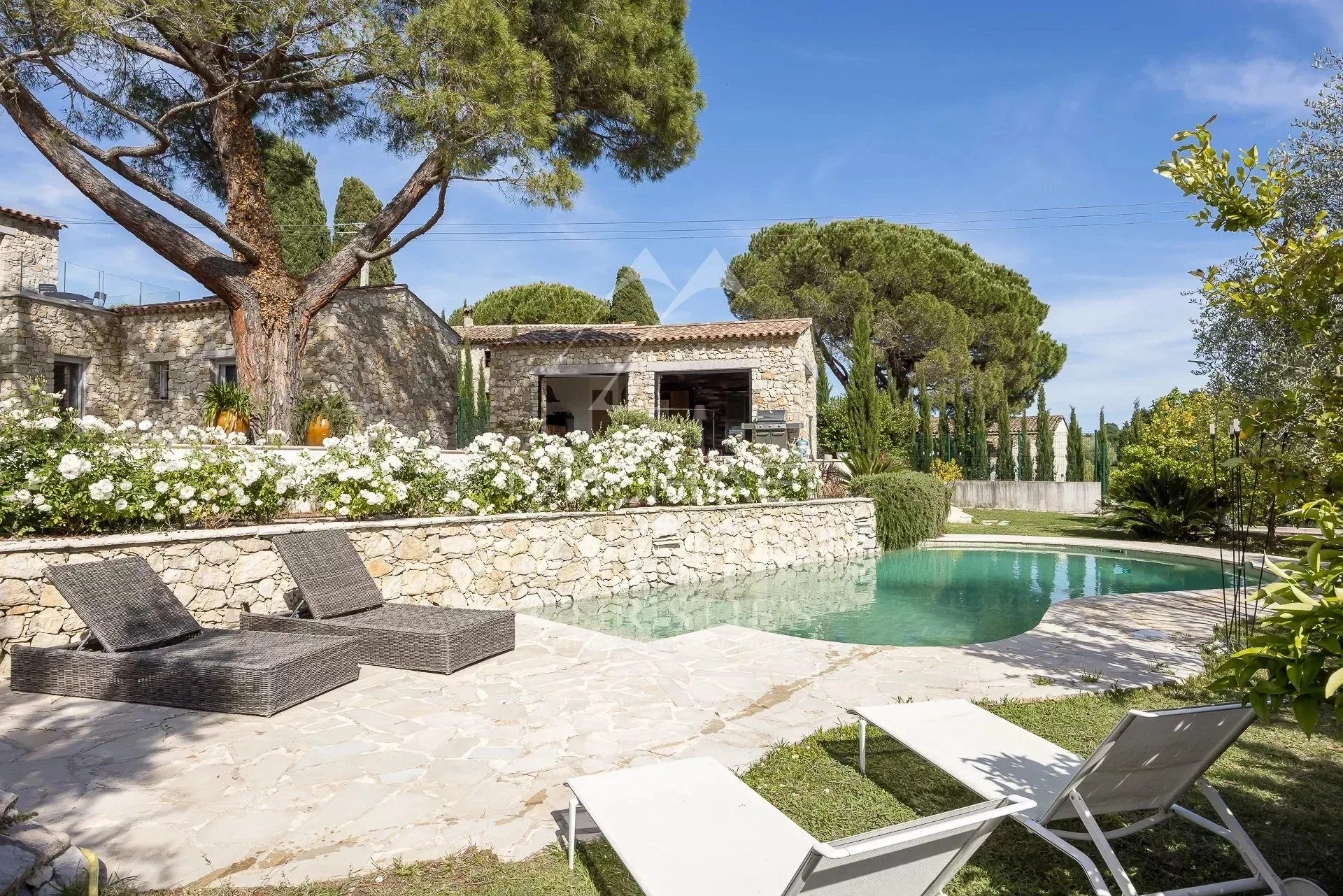 Élégante bastide rénovée à pied du village de Saint-Paul-de-Vence - 2