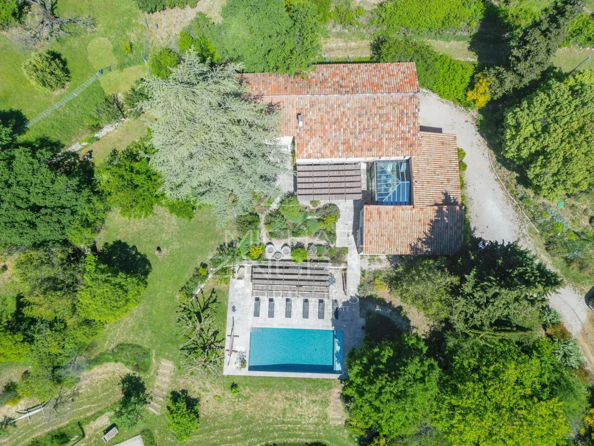 Luberon - Superbe propriété en pierre sur un terrain de 3,5 hectares avec des vues exceptionnelles - 15