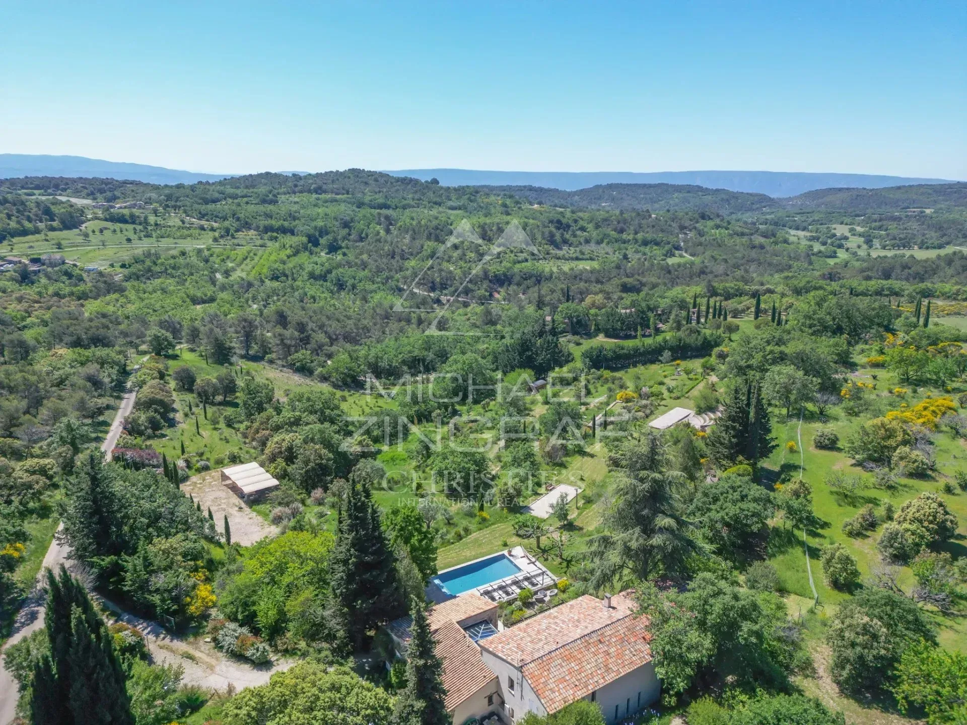 Luberon - Superbe propriété en pierre sur un terrain de 3,5 hectares avec des vues exceptionnelles - 4