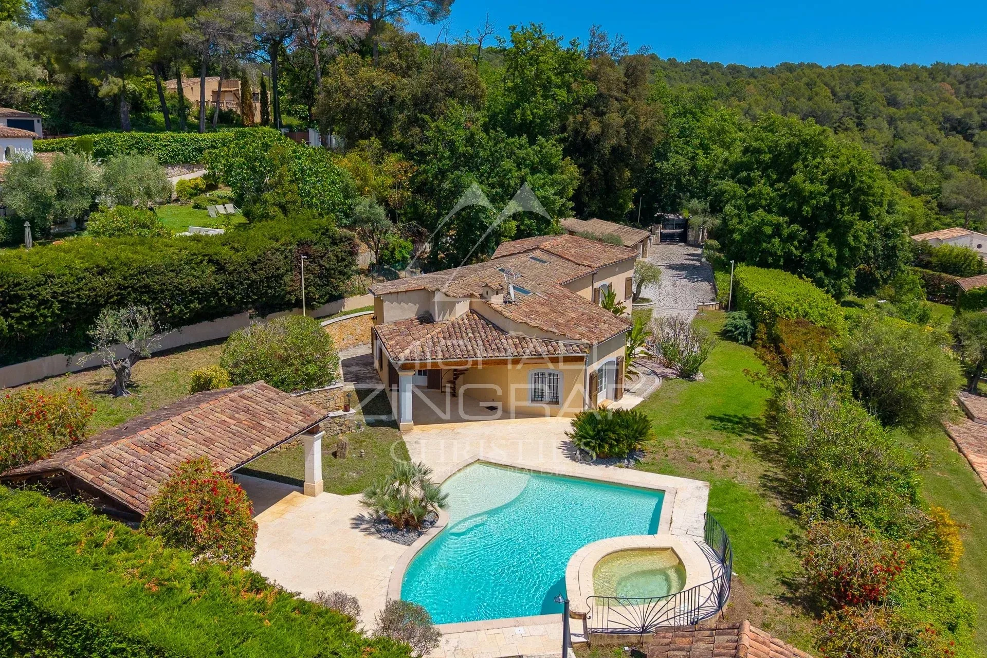 Élégante villa familiale avec piscine et jacuzzi, à quelques minutes de Valbonne