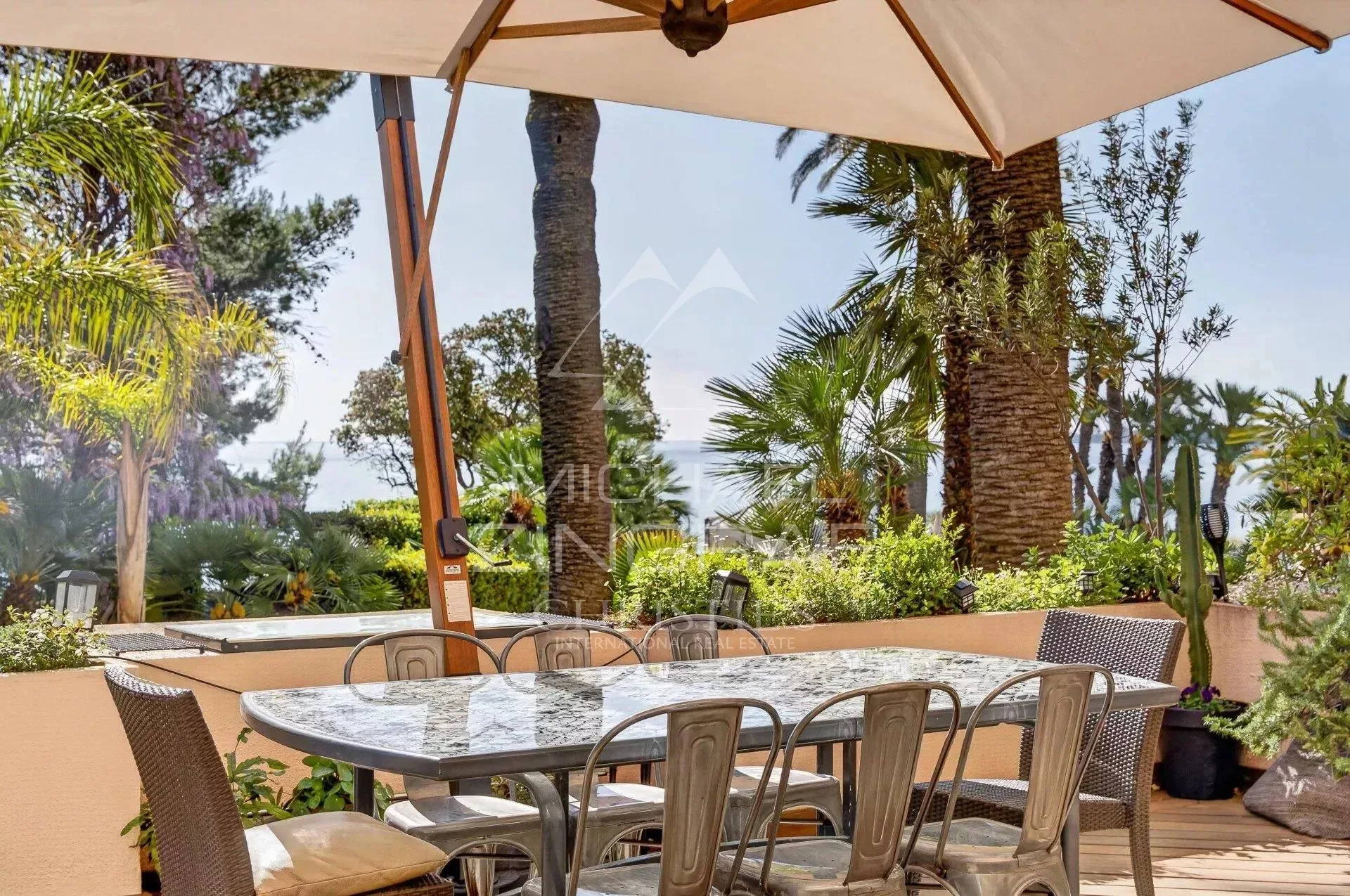Cannes – Pied-à-terre d'exception face à la mer, résidence de standing avec accès direct et piscine - 12