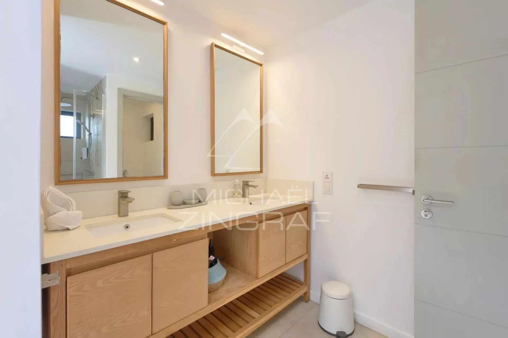 Élégant Appartement de 3 Chambres dans une Résidence Sécurisée à Pointe aux Canonniers - 23