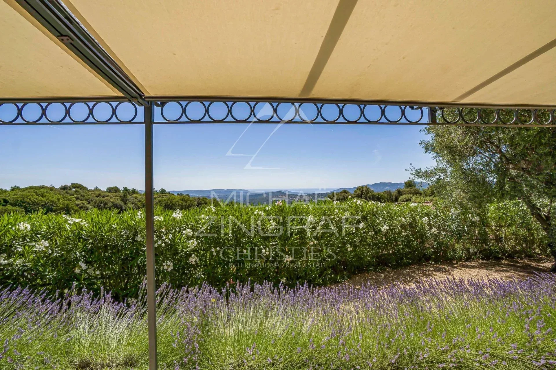 Villa familiale avec vue panoramique dans un domaine résidentiel - 16