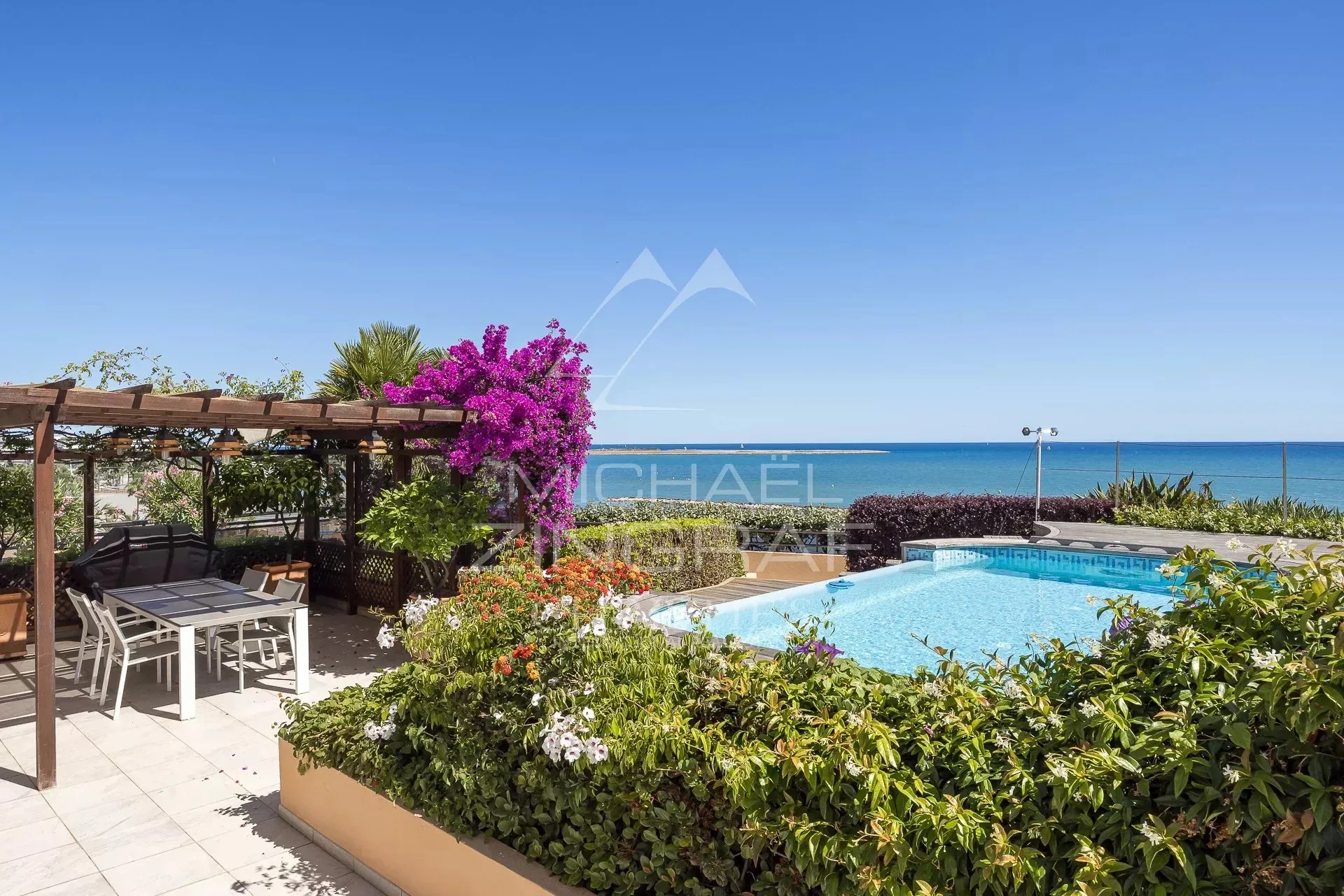 Proche Nice - Penthouse d’exception avec piscine privative face à la mer - 3