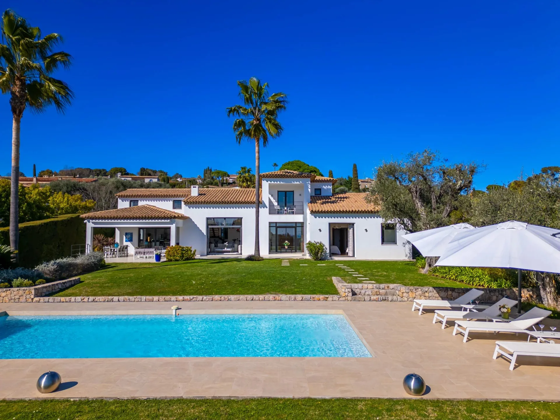 Mougins - Vue panoramique sur le village et la mer