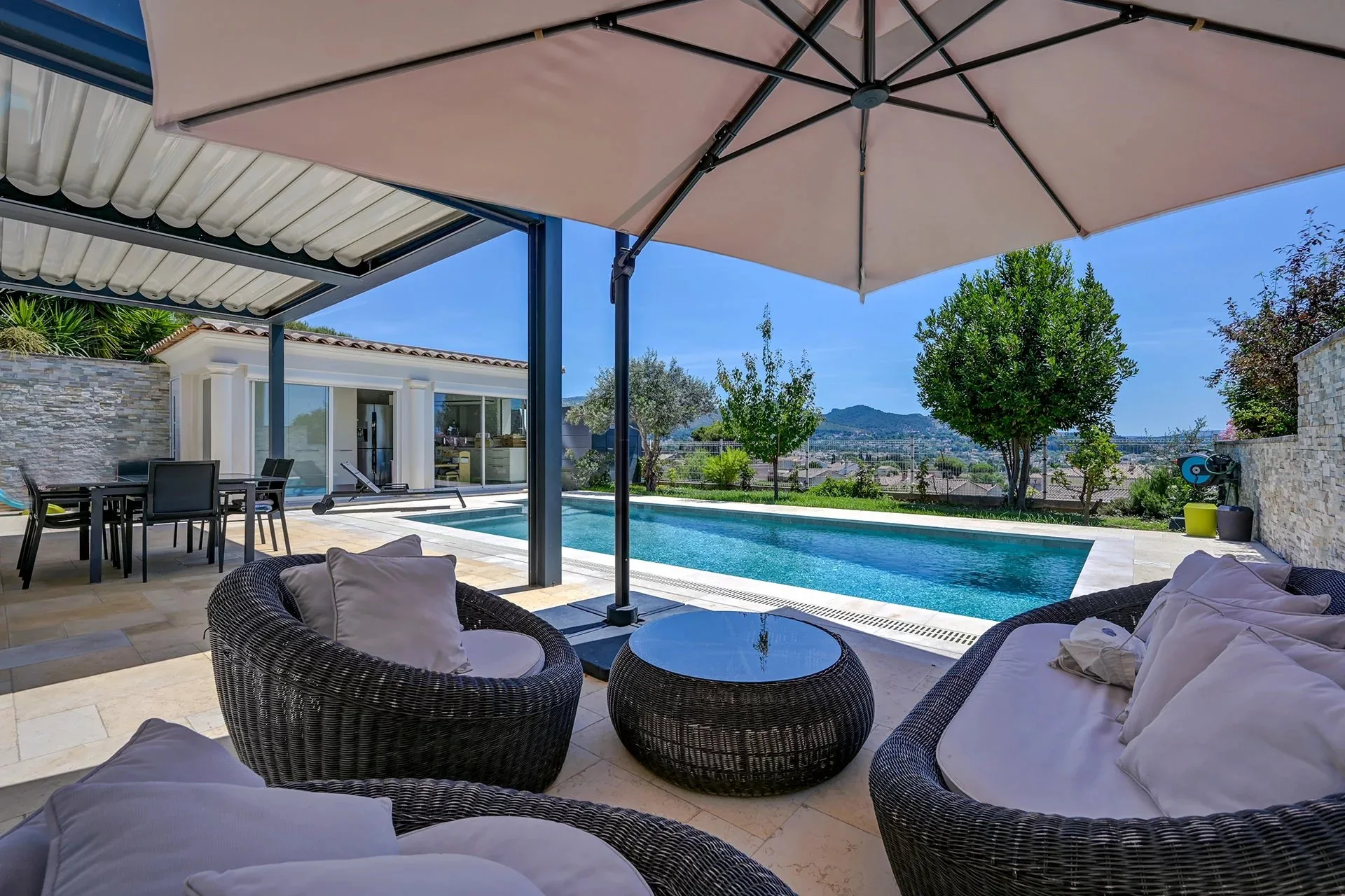 PLAN-DE-CUQUES, Maison familiale avec vue panoramique et piscine - 17