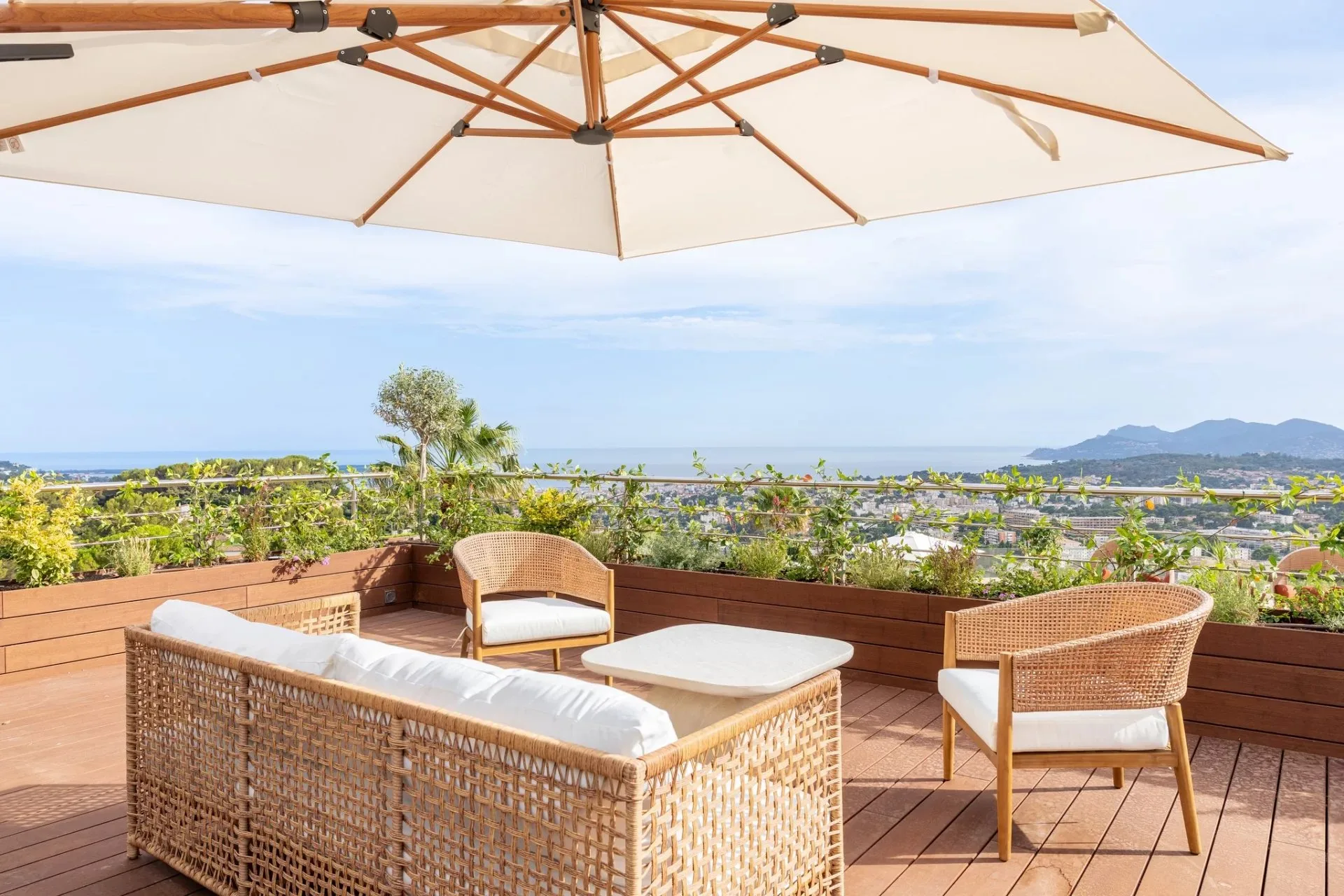 Aux portes de Cannes - Villa vue mer panoramique - 11 suites - 27