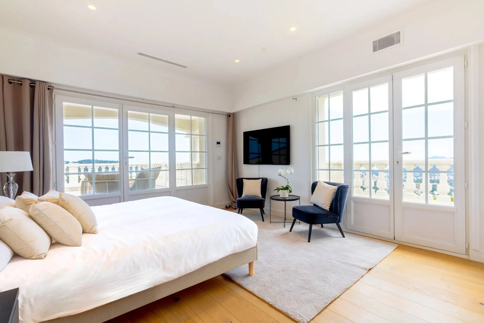 Aux portes de Cannes - Villa vue mer panoramique - 11 suites - 17