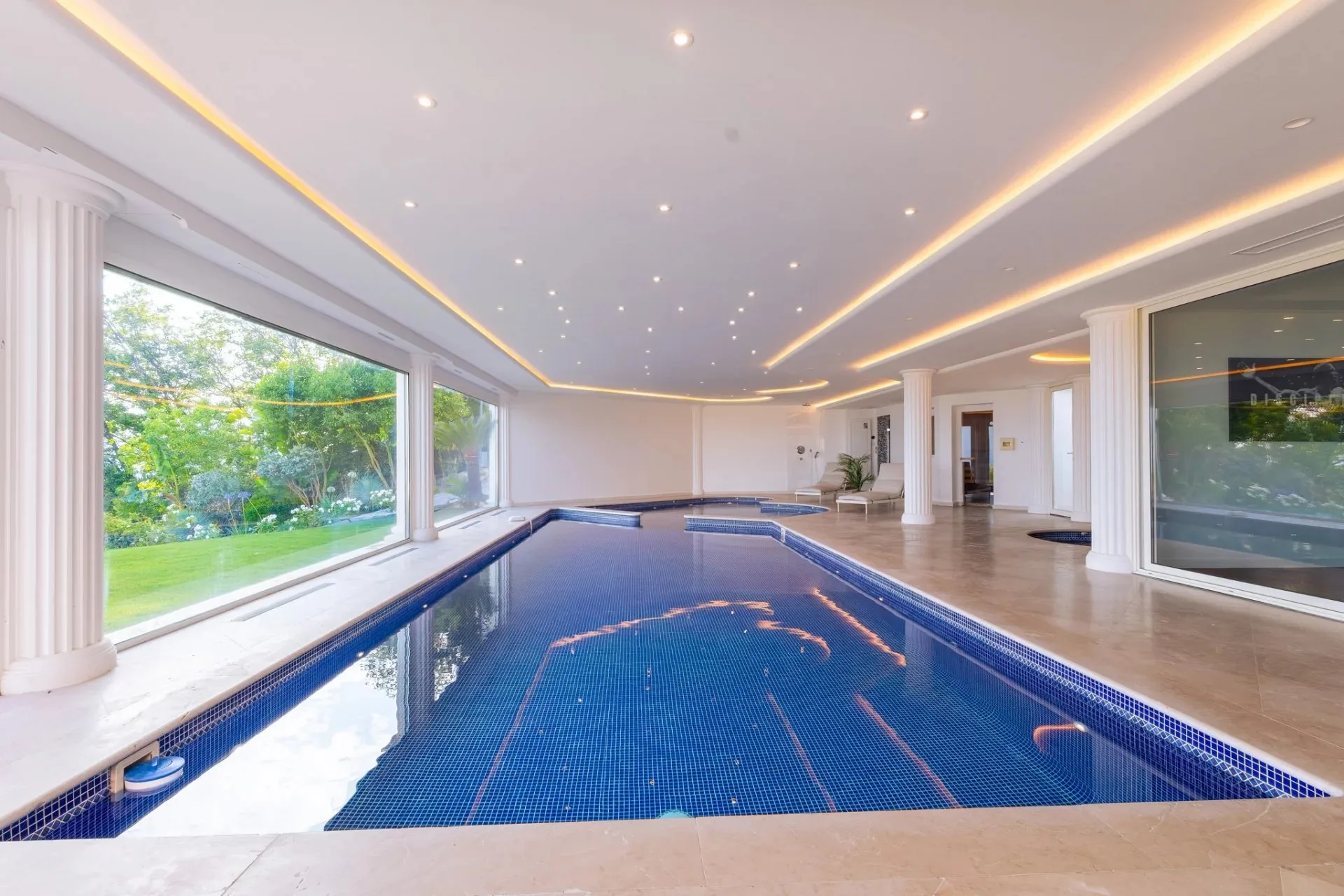 Aux portes de Cannes - Villa vue mer panoramique - 11 suites - 23
