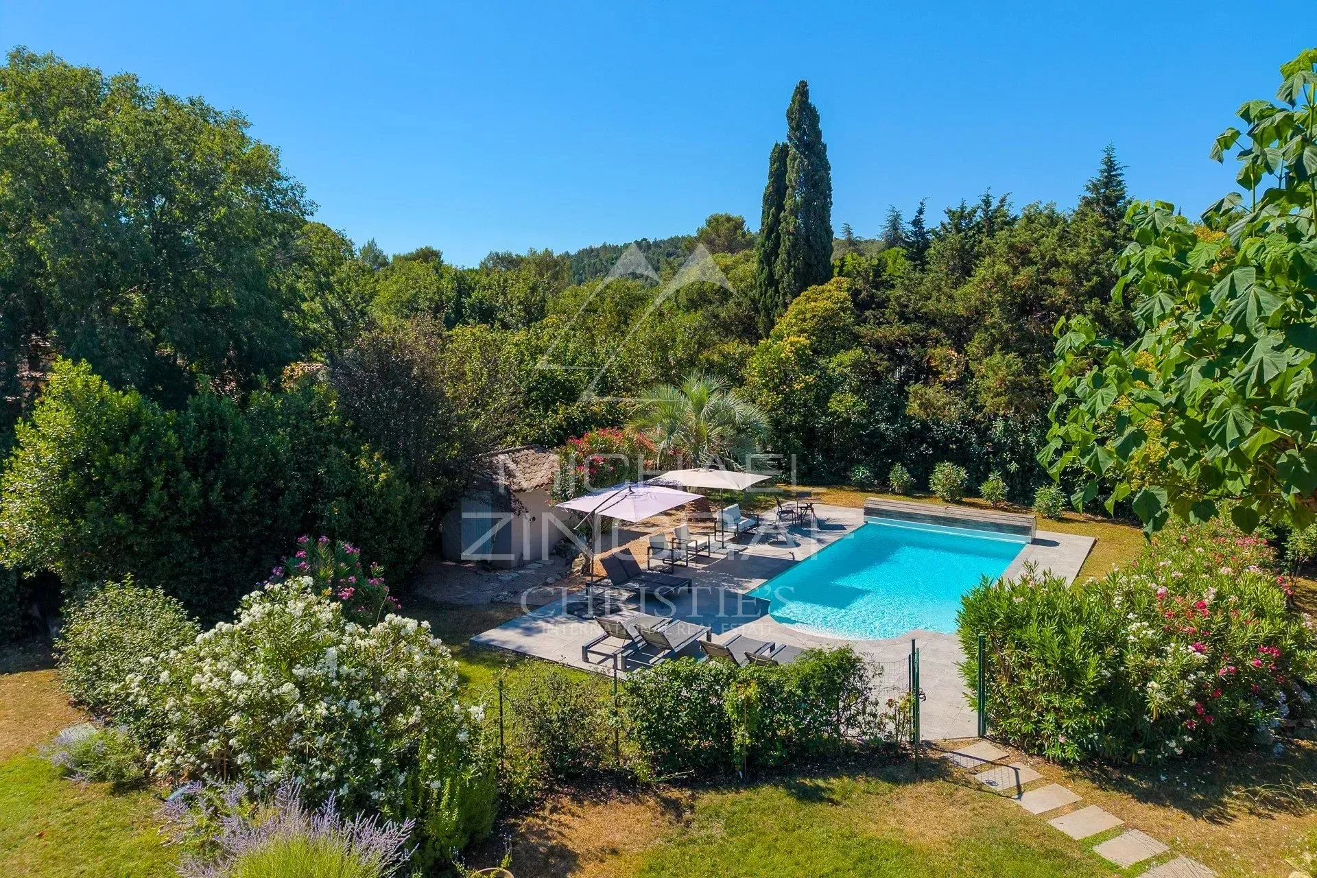 Propriété familiale avec jardin paysager et espaces de loisirs - 4