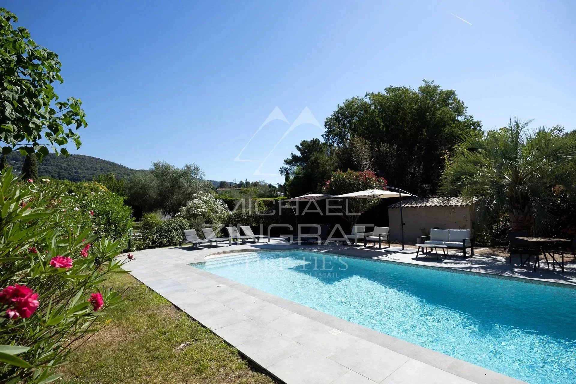 Propriété familiale avec jardin paysager et espaces de loisirs - 14