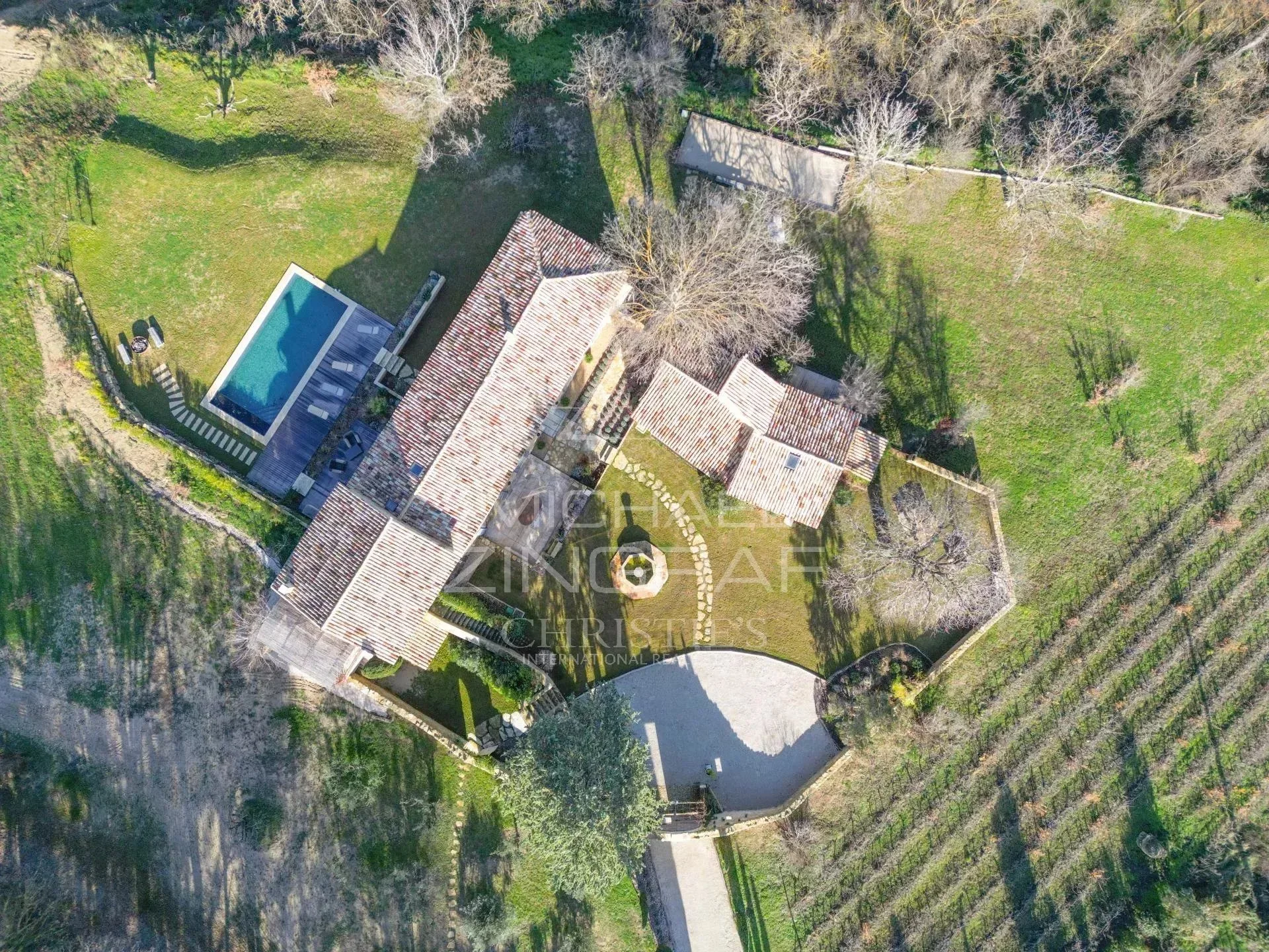 Mas d'exception entièrement rénové sur un terrain de 2.6 ha avec piscine. - 15