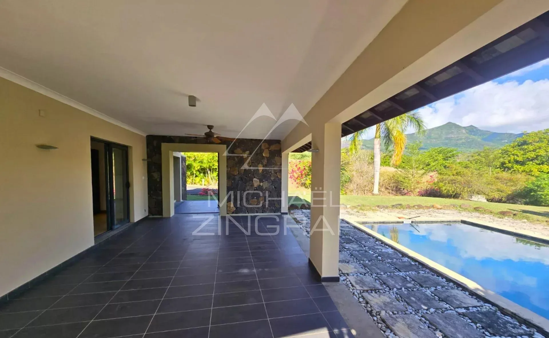 Élégante Villa de 3 Chambres avec Vue sur les Montagnes – Rivière Noire - 14
