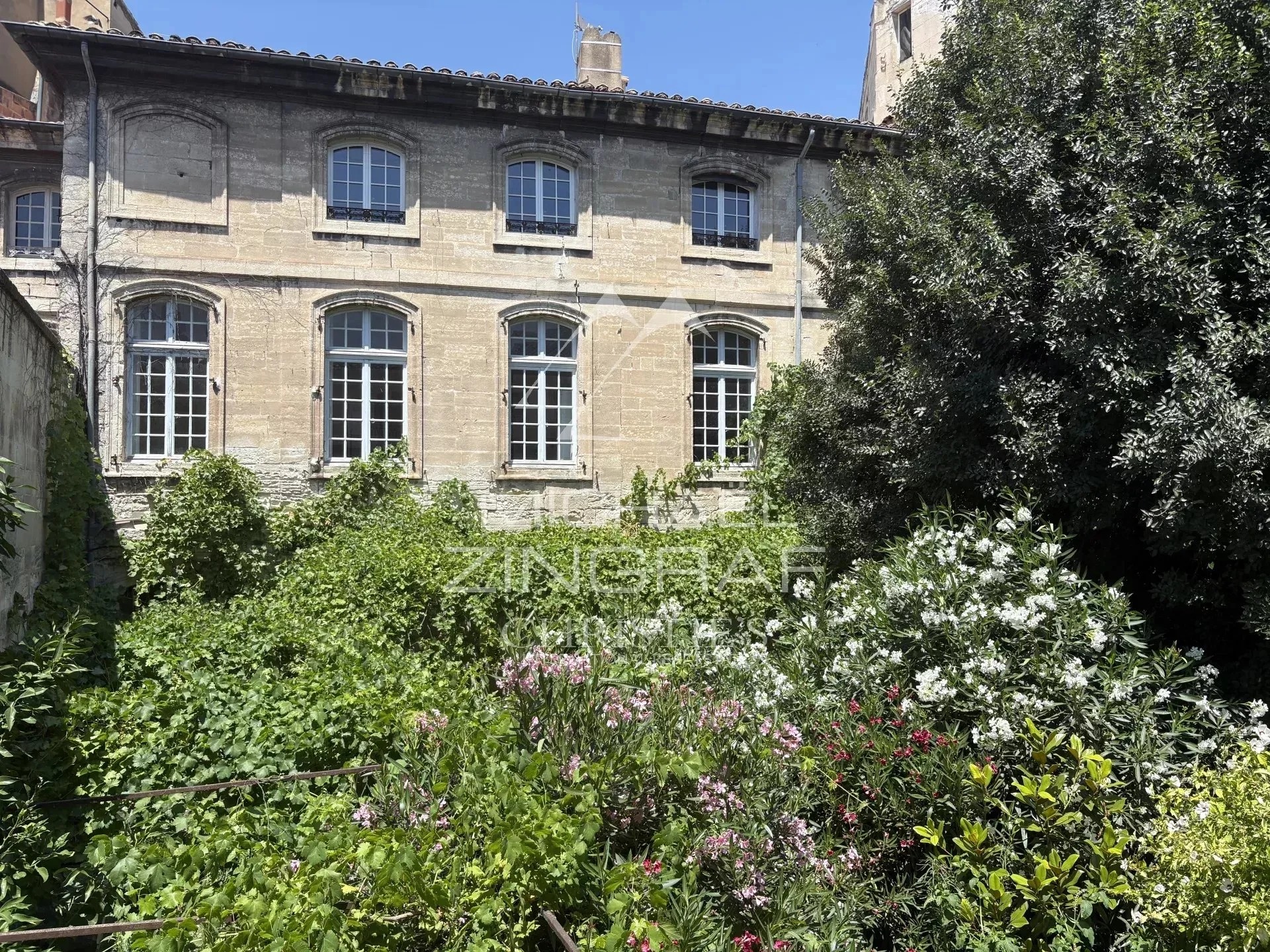 Avignon intra-muros, Hôtel particulier avec jardin et garage à rénover