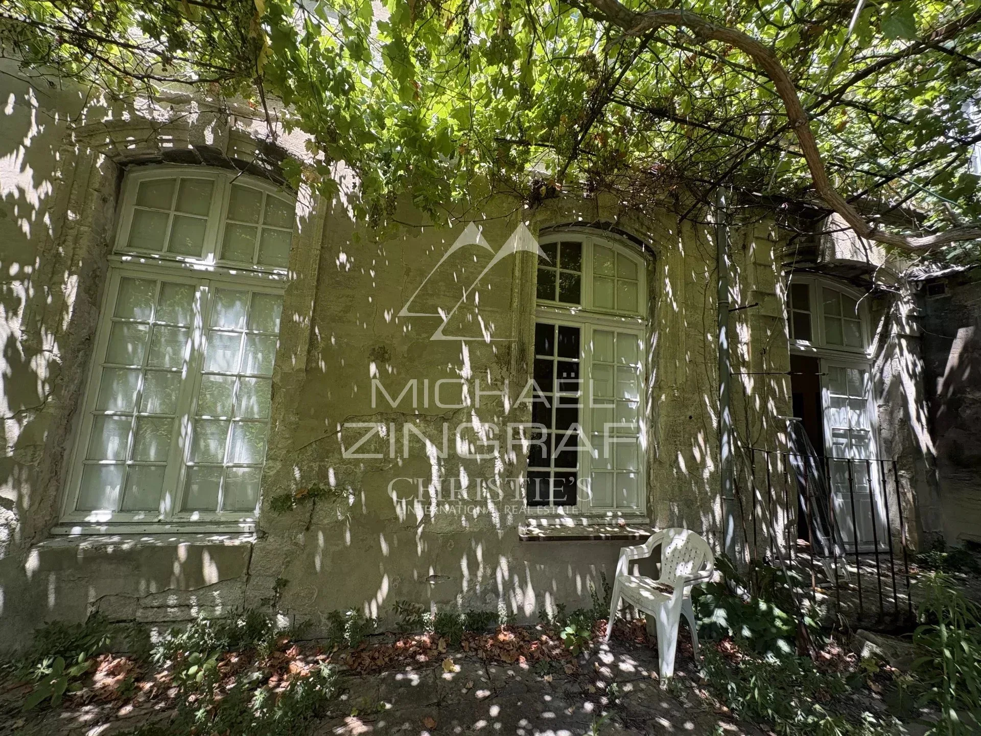 Avignon intra-muros, Hôtel particulier avec jardin et garage à rénover - 3