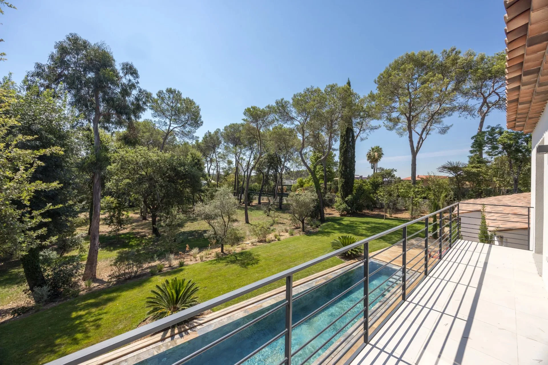 Mougins – Villa familiale rénovée dans un domaine confidentiel - 11