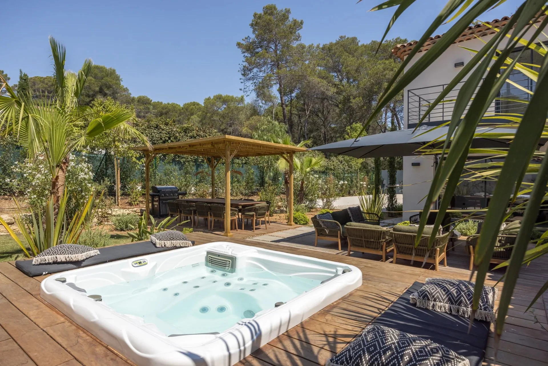 Mougins – Villa familiale rénovée dans un domaine confidentiel - 10