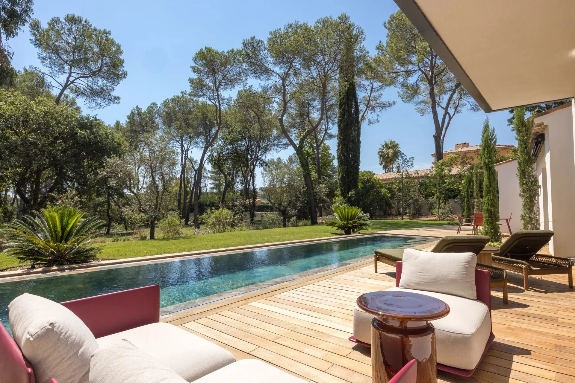 Mougins – Villa familiale rénovée dans un domaine confidentiel - 12
