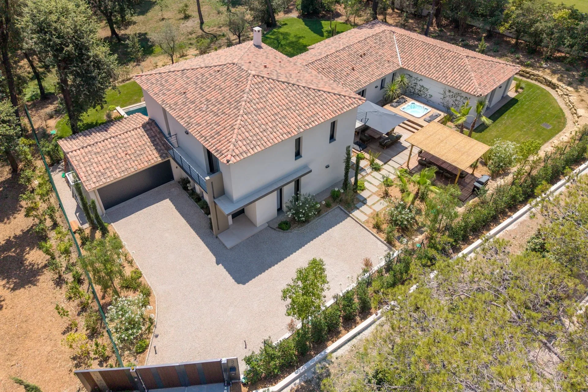 Mougins – Villa familiale rénovée dans un domaine confidentiel - 13