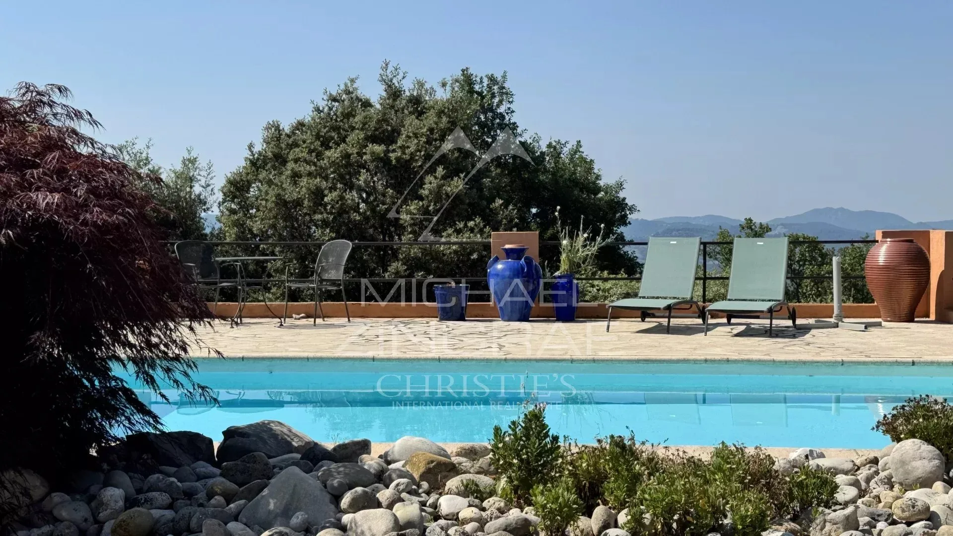 Villa rénovée avec vue panoramique, piscine et dépendance - 16