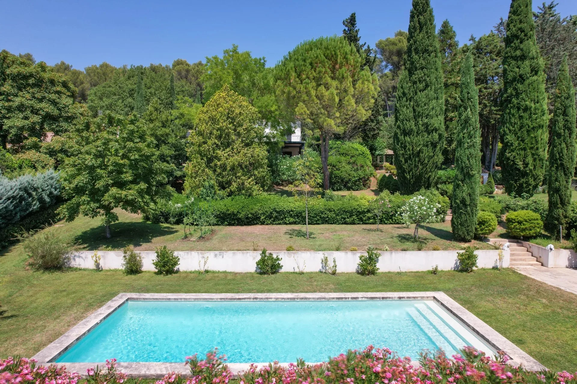 Aix-en-Provence – Propriété avec piscine au coeur d'un écrin de verdure - 3