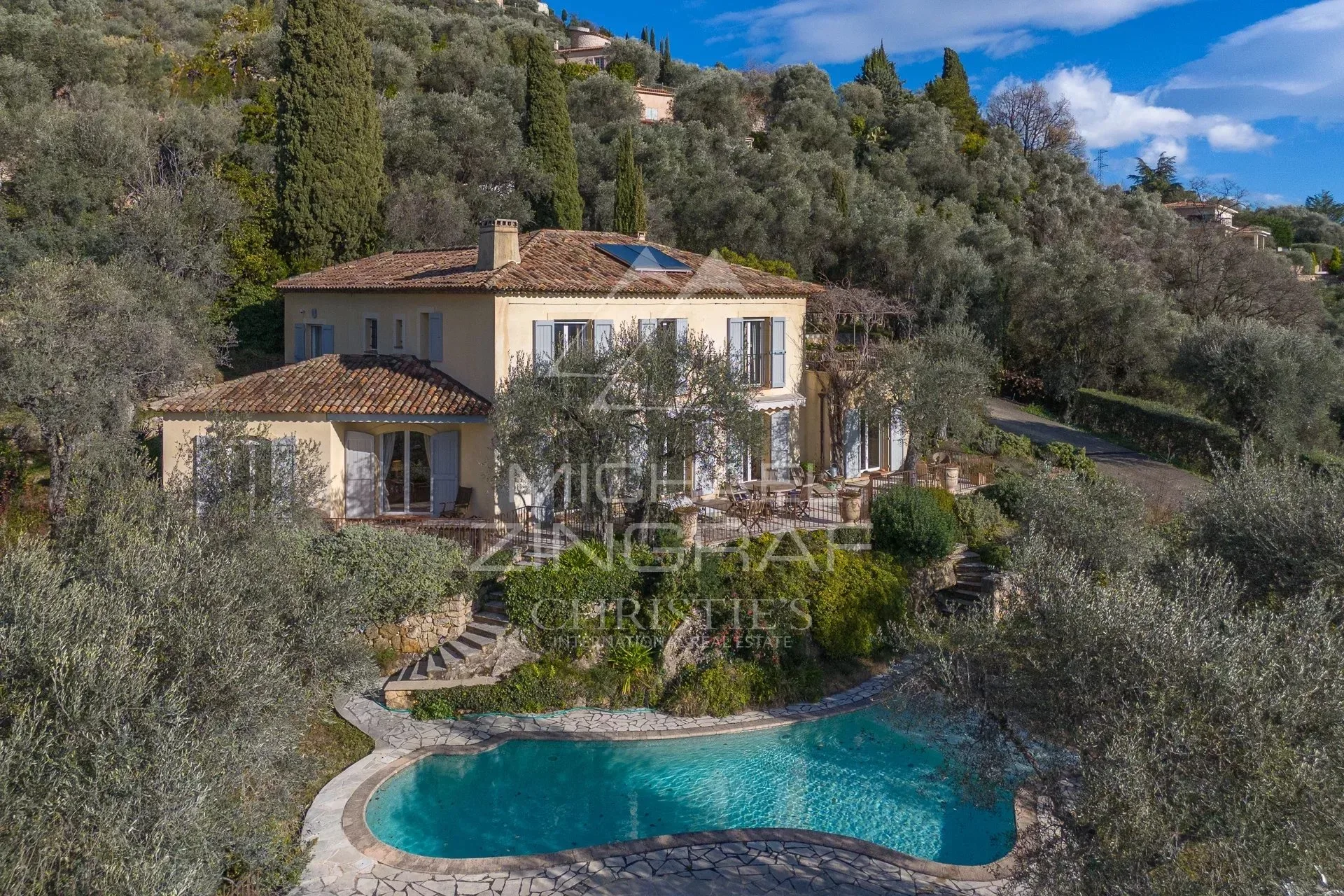 Elegante  Villa position dominante avec vue mer et oliveraie