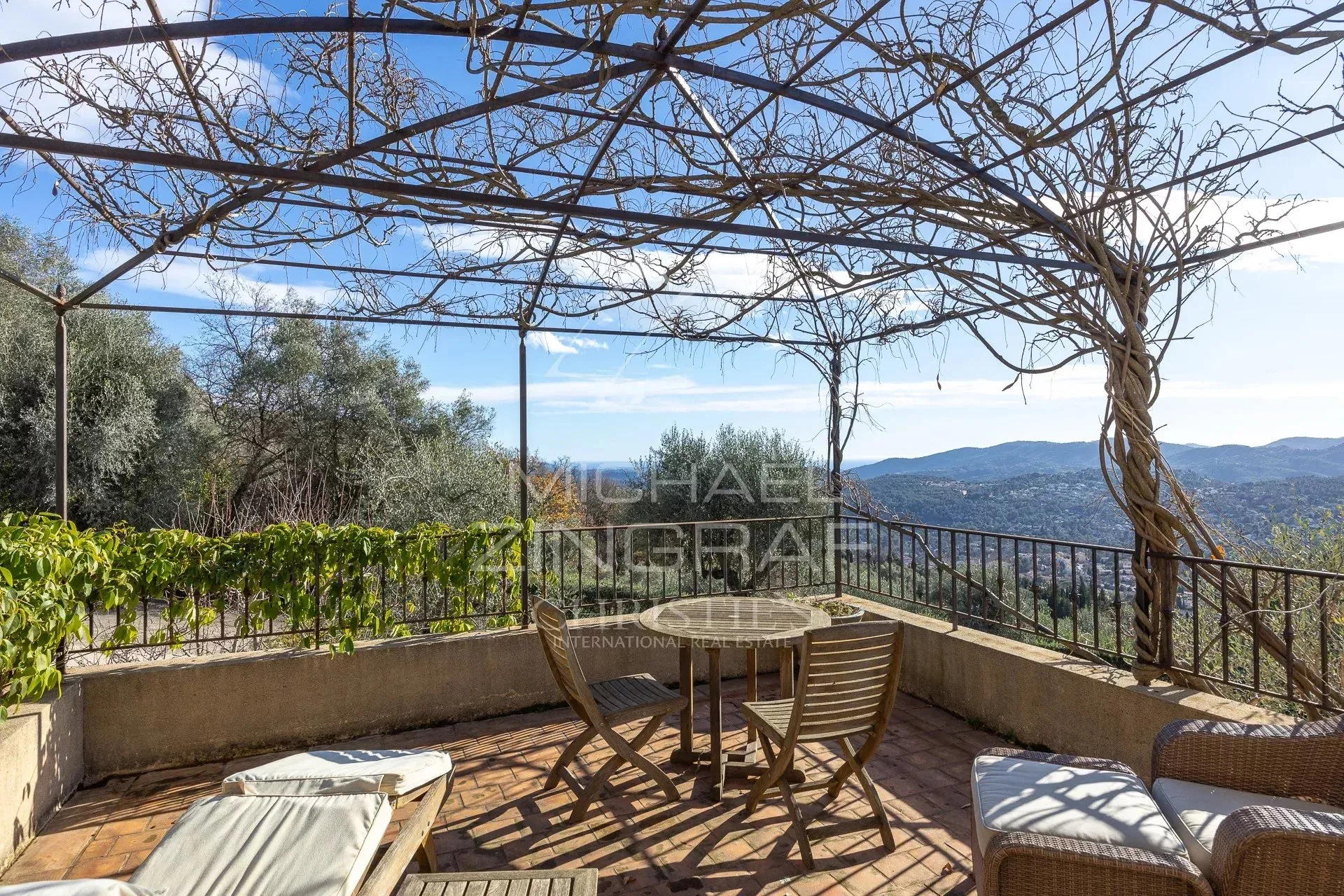 Elegante  Villa position dominante avec vue mer et oliveraie - 10