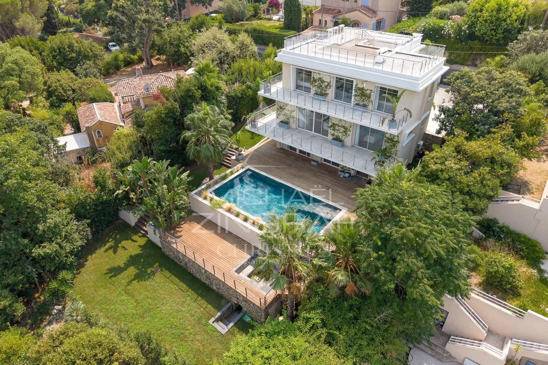 SPLENDIDE VILLA CONTEMPORAINE RÉNOVÉE  DE 320 M² SITUÉE DANS UN DOMAINE PRIVÉ - 7