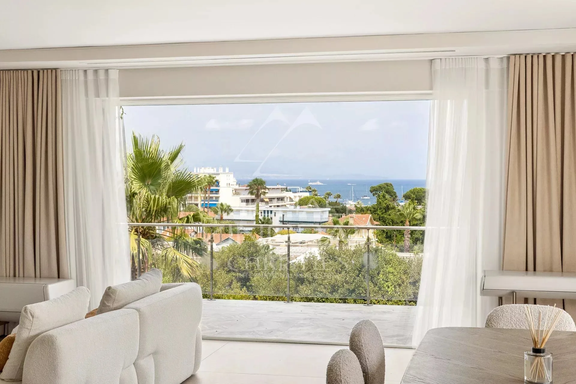 SPLENDIDE VILLA CONTEMPORAINE RÉNOVÉE  DE 320 M² SITUÉE DANS UN DOMAINE PRIVÉ - 2