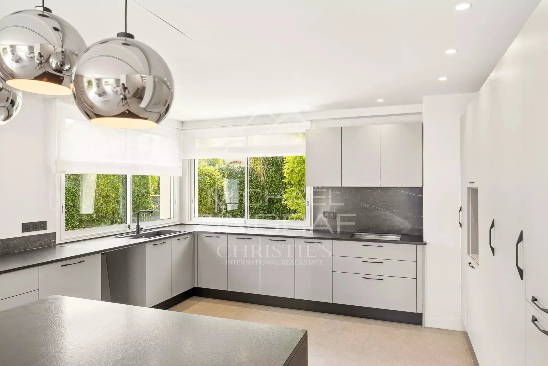 SPLENDIDE VILLA CONTEMPORAINE RÉNOVÉE  DE 320 M² SITUÉE DANS UN DOMAINE PRIVÉ - 10