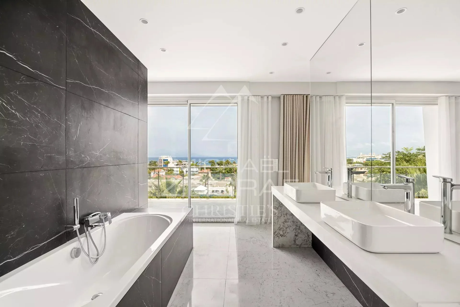 SPLENDIDE VILLA CONTEMPORAINE RÉNOVÉE  DE 320 M² SITUÉE DANS UN DOMAINE PRIVÉ - 5