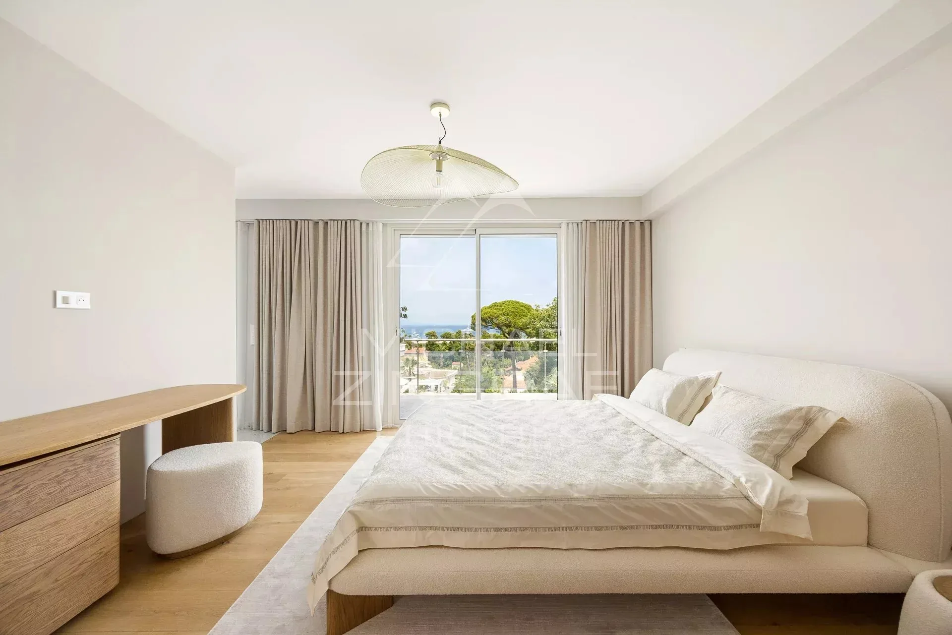 SPLENDIDE VILLA CONTEMPORAINE RÉNOVÉE  DE 320 M² SITUÉE DANS UN DOMAINE PRIVÉ - 6